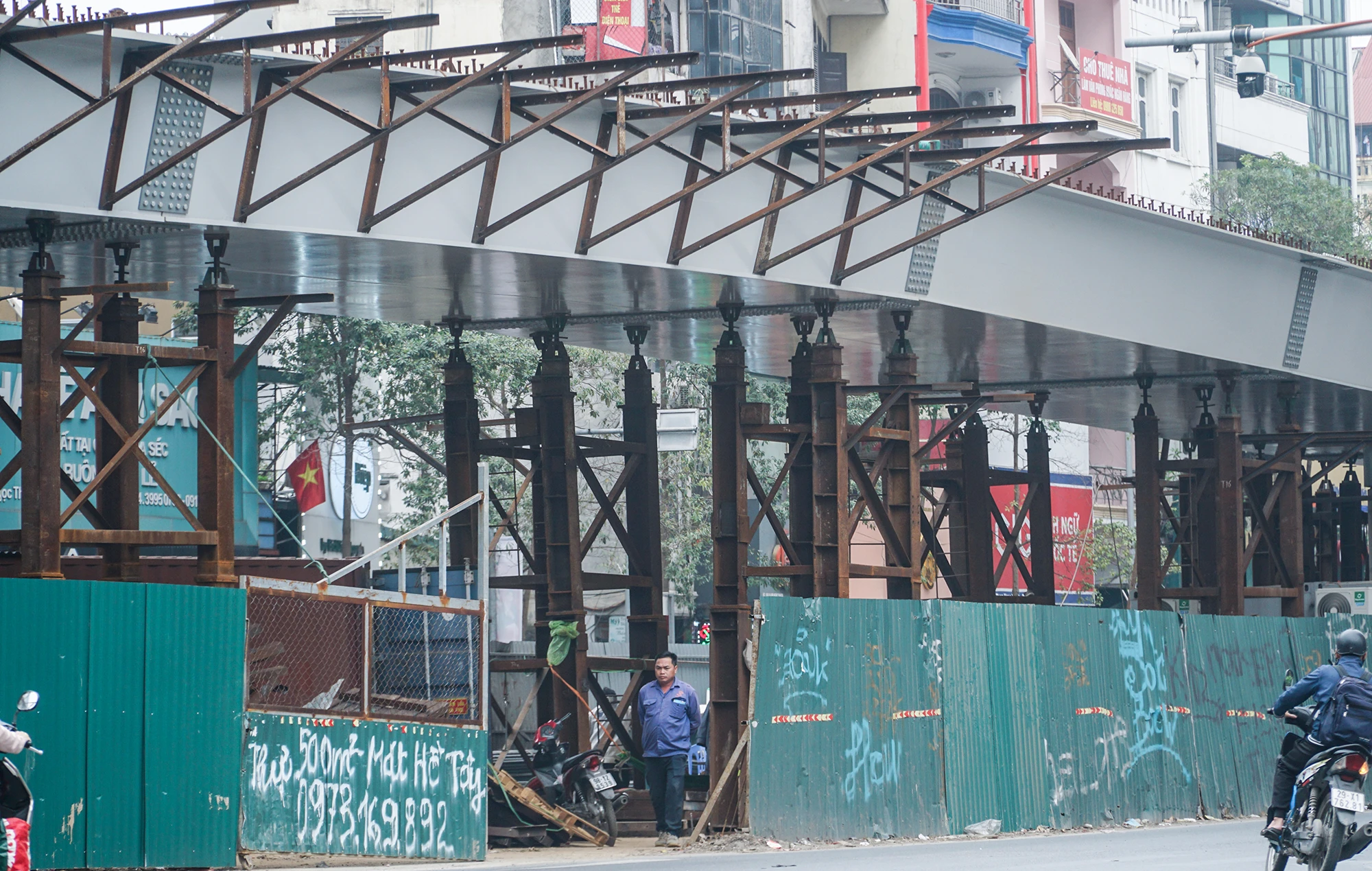 Thời gian tới, đơn vị tiếp tục triển khai đổ bê tông bản mặt cầu, đổ bê tông nhựa asphalt, dự kiến thông xe đúng dịp nghỉ lễ 30-4.