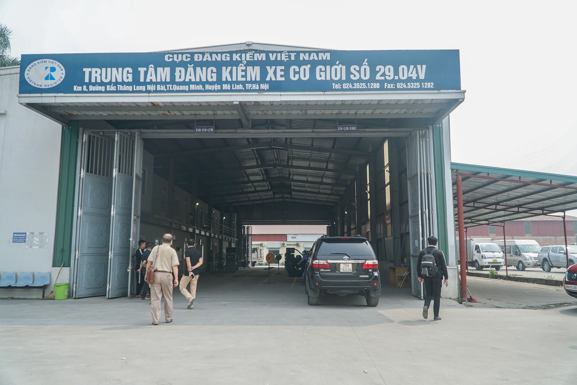Chiều 8-3, Phó Thủ tướng Trần Hồng Hà đã làm việc với Bộ GTVT, Bộ Công an liên quan đến việc xử lý tình trạng ùn tắc tại các trung tâm đăng kiểm. Phó Thủ tướng yêu cầu có giải pháp xử lý những tồn tại nhưng không được làm ảnh hưởng đến việc cung cấp dịch vụ đăng kiểm cho người dân. Chiều 8-3, Phó Thủ tướng Trần Hồng Hà đã làm việc với Bộ GTVT, Bộ Công an liên quan đến việc xử lý tình trạng ùn tắc tại các trung tâm đăng kiểm. Phó Thủ tướng yêu cầu có giải pháp xử lý những tồn tại nhưng không được làm ảnh hưởng đến việc cung cấp dịch vụ đăng kiểm cho người dân.