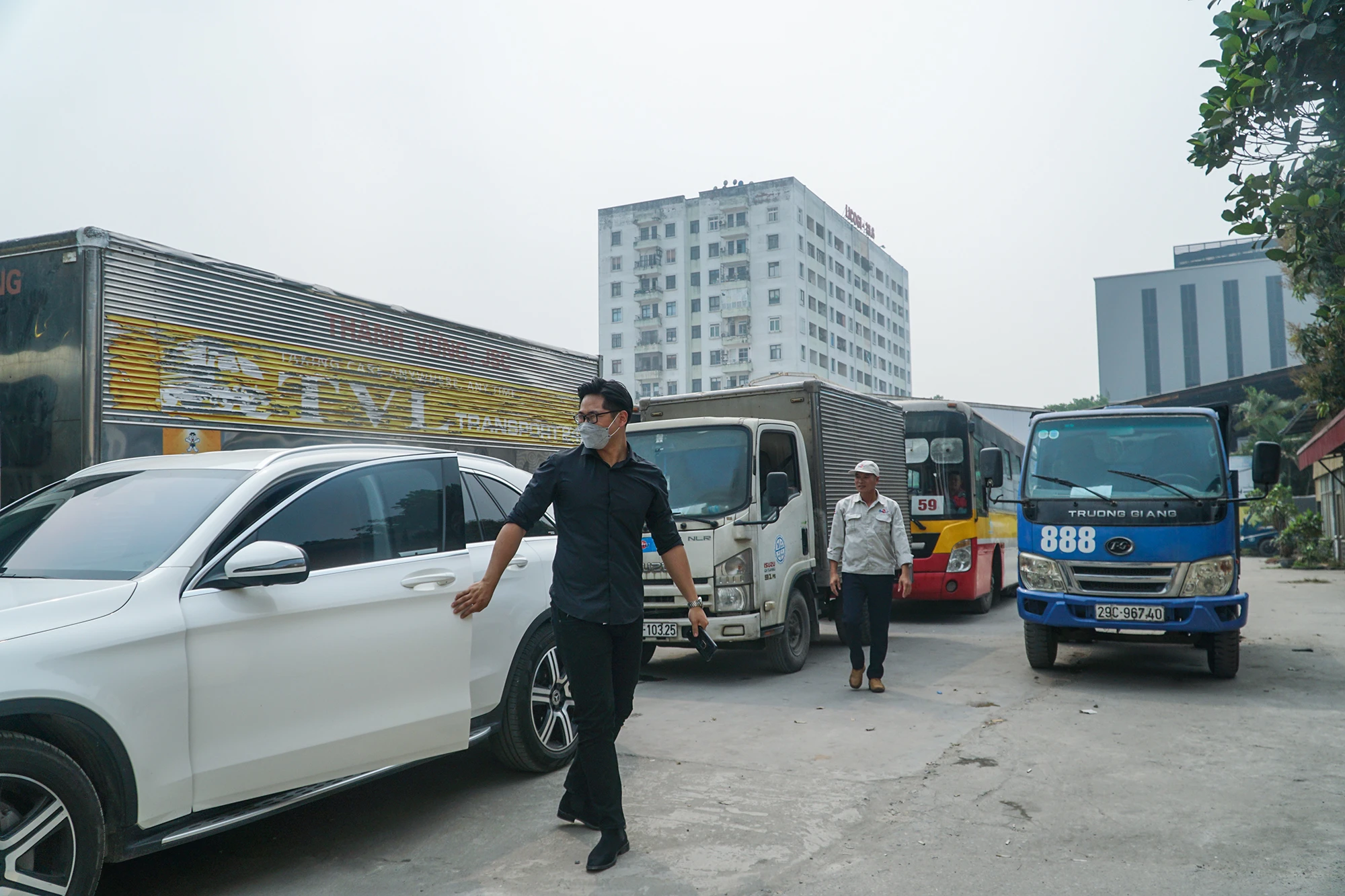 "Tôi đi đăng ký từ hôm 23-2, đi hai trung tâm đăng kiểm ở Hà Nội xếp hàng hai ba ngày, tới khi đến lượt mình thì công an khám xem đành phải quay về. Tôi đi tỉnh khác đăng kiểm nhưng cũng đành trở lại Hà Nội vì tình trạng chờ đợi cũng diễn ra tương tự"- một tài xế cho biết. "Tôi đi đăng ký từ hôm 23-2, đi hai trung tâm đăng kiểm ở Hà Nội xếp hàng hai ba ngày, tới khi đến lượt mình thì công an khám xem đành phải quay về. Tôi đi tỉnh khác đăng kiểm nhưng cũng đành trở lại Hà Nội vì tình trạng chờ đợi cũng diễn ra tương tự"- một tài xế cho biết.