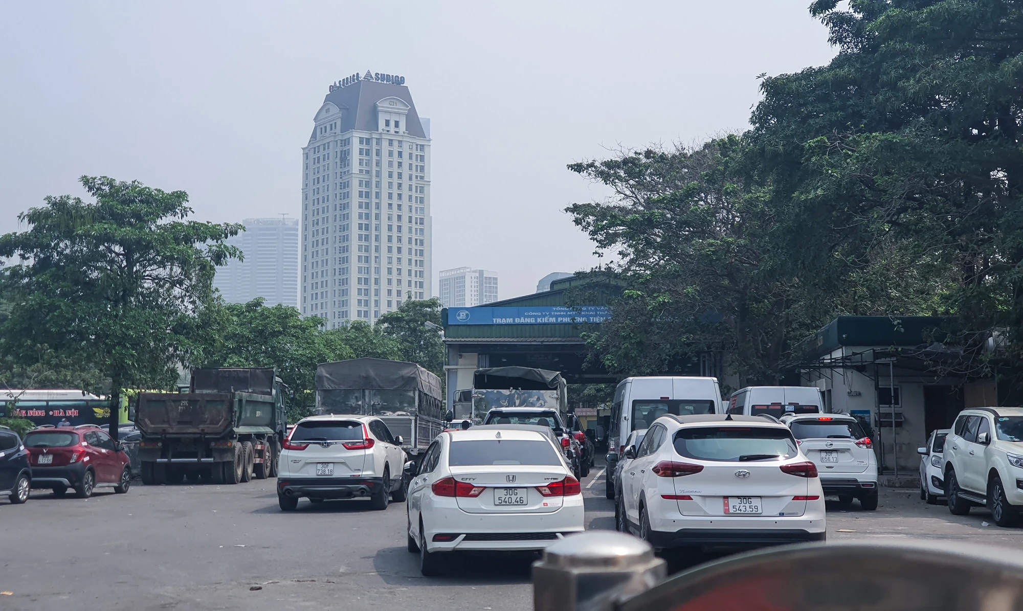 Cũng theo ghi nhận, hiện tại tại trung tâm đăng kiểm xe cơ giới 29.03S trên đường Lê Quang Đạo, quận Nam Từ Liêm, TP Hà Nội đã được mở lại sau một thời gian ngừng hoạt động. Đây là một động thái nhằm thực hiện theo yêu cầu của Phó Thủ tướng của các Bộ, ngành liên quan. Cũng theo ghi nhận, hiện tại tại trung tâm đăng kiểm xe cơ giới 29.03S trên đường Lê Quang Đạo, quận Nam Từ Liêm, TP Hà Nội đã được mở lại sau một thời gian ngừng hoạt động. Đây là một động thái nhằm thực hiện theo yêu cầu của Phó Thủ tướng của các Bộ, ngành liên quan.