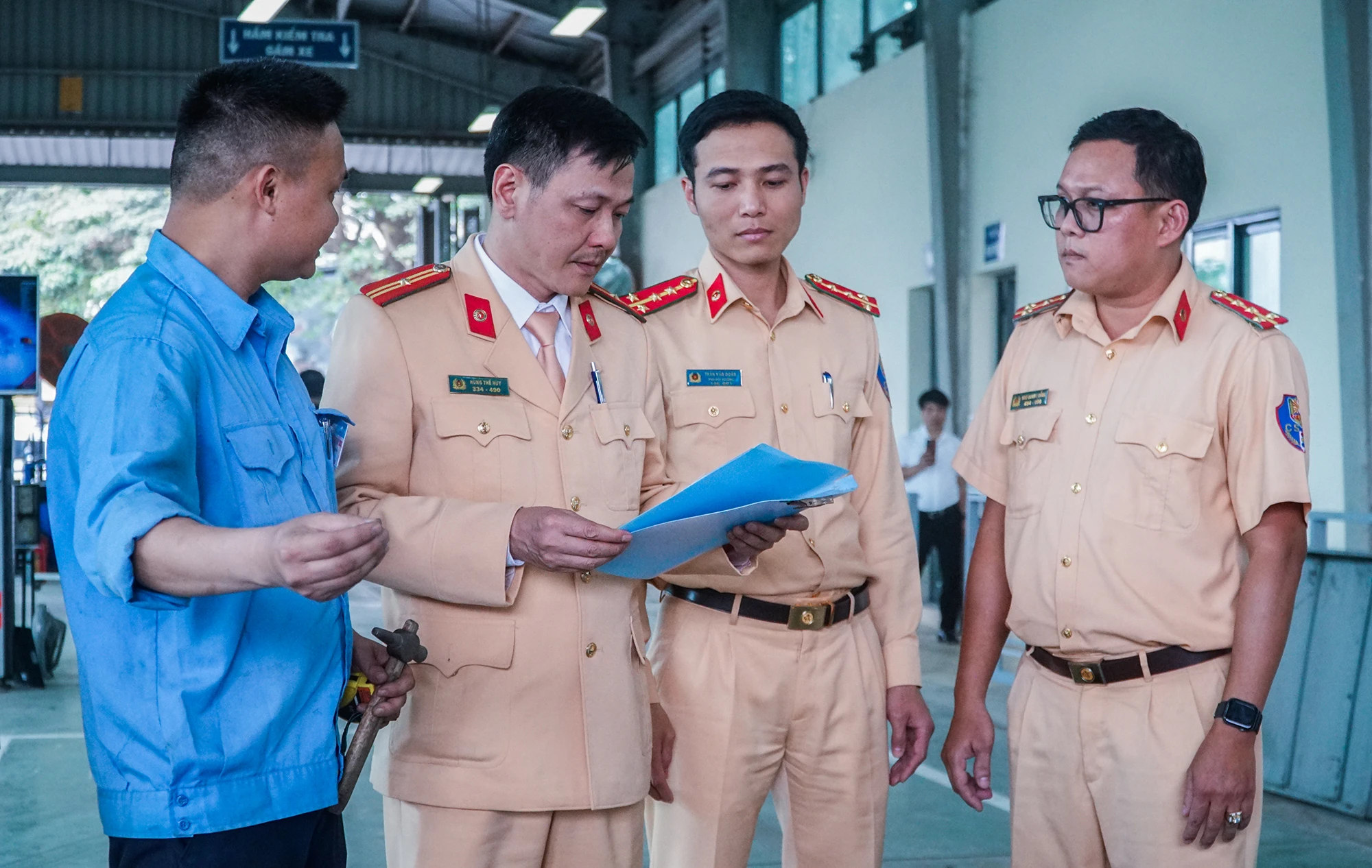 Chiều ngày 11-3, 30 cán bộ chiến sĩ CSGT đã được phân bổ tới các trung tâm đăng kiểm trên địa bàn TP Hà Nội. Chiều ngày 11-3, 30 cán bộ chiến sĩ CSGT đã được phân bổ tới các trung tâm đăng kiểm trên địa bàn TP Hà Nội.
