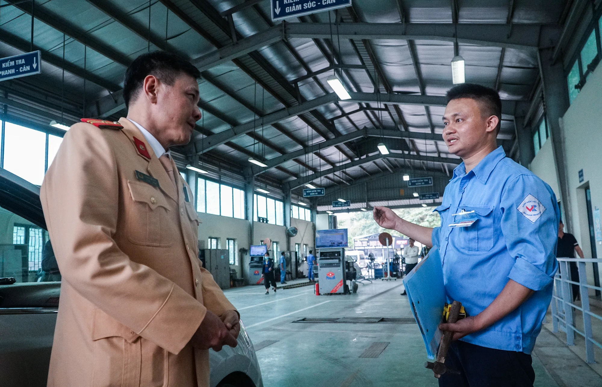 Tại một trung tâm đăng kiểm 29-03S, nằm trên đường Lê Quang Đạo, quận Nam Từ Liêm, 4 CSGT được cử tới đây để tăng hỗ trợ trong hoạt động đăng kiểm. Tại đây, các cán bộ chiến sĩ được đăng kiểm viên của trung tâm hướng dẫn, phân công để có thể phối hợp công việc một cách nhịp nhàng. Tại một trung tâm đăng kiểm 29-03S, nằm trên đường Lê Quang Đạo, quận Nam Từ Liêm, 4 CSGT được cử tới đây để tăng hỗ trợ trong hoạt động đăng kiểm. Tại đây, các cán bộ chiến sĩ được đăng kiểm viên của trung tâm hướng dẫn, phân công để có thể phối hợp công việc một cách nhịp nhàng.