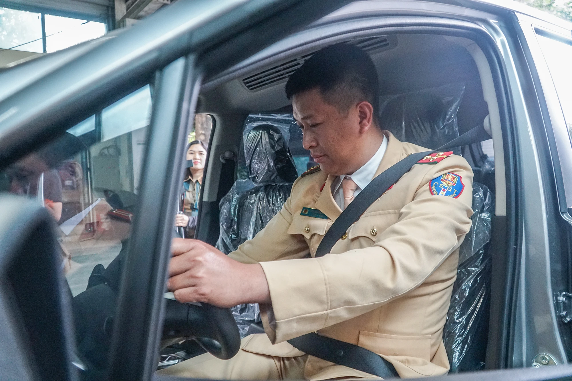 Tất cả các bước kiểm tra đều được các đăng kiểm viên CSGT thực hiện kỹ càng. Tất cả các bước kiểm tra đều được các đăng kiểm viên CSGT thực hiện kỹ càng.