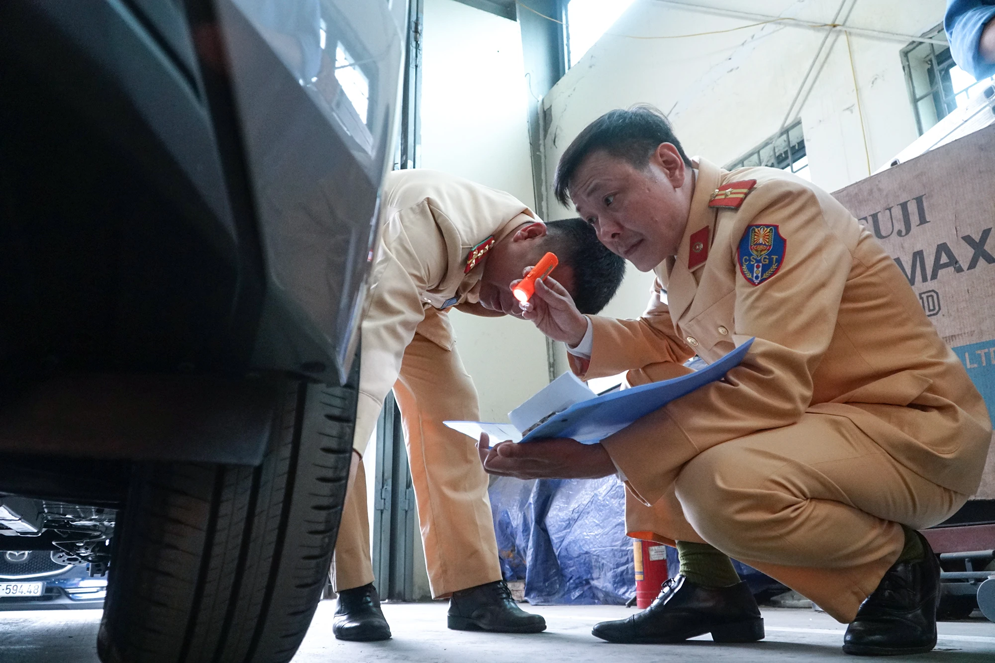Khi lực lượng CSGT được điều động tới phối hợp cùng chắc chắn sẽ góp phần nâng cao năng suất đăng kiểm phương tiện, đáp ứng tốt hơn nhu cầu của người dân trong thời gian tới. Khi lực lượng CSGT được điều động tới phối hợp cùng chắc chắn sẽ góp phần nâng cao năng suất đăng kiểm phương tiện, đáp ứng tốt hơn nhu cầu của người dân trong thời gian tới.