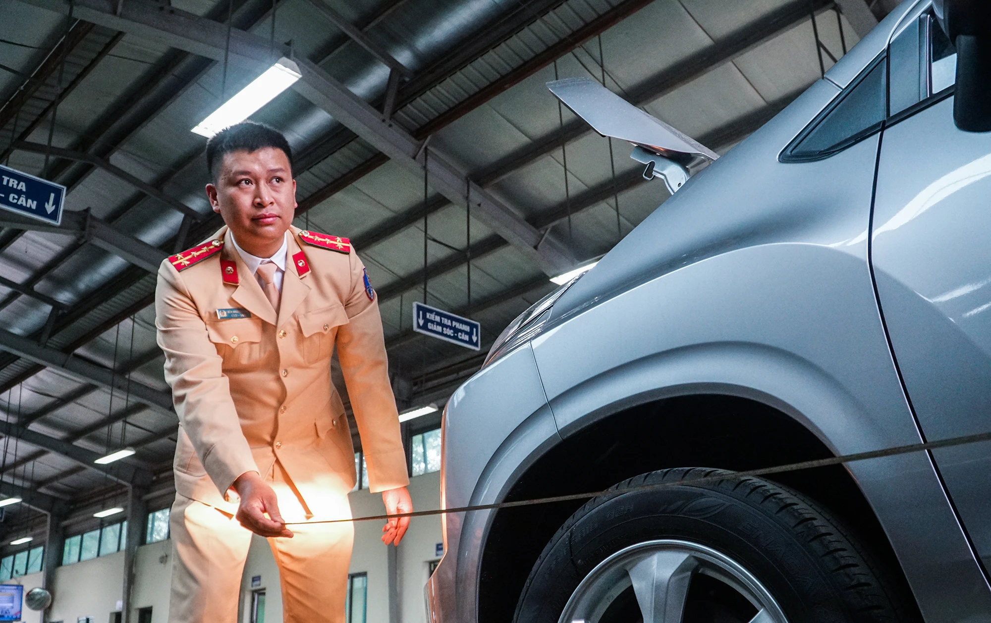Trước đó, vào sáng cùng ngày, Cục CSGT bàn giao 50 cán bộ chiến sĩ lượt đầu tiên (30 người ở Hà Nội và 20 người ở TP. HCM) cho Cục đăng kiểm VN để triển khai thực hiện chỉ đạo của Chính phủ về việc lực lượng CSGT tăng cường hỗ trợ công tác đăng kiểm xe cơ giới. Trước đó, vào sáng cùng ngày, Cục CSGT bàn giao 50 cán bộ chiến sĩ lượt đầu tiên (30 người ở Hà Nội và 20 người ở TP. HCM) cho Cục đăng kiểm VN để triển khai thực hiện chỉ đạo của Chính phủ về việc lực lượng CSGT tăng cường hỗ trợ công tác đăng kiểm xe cơ giới.