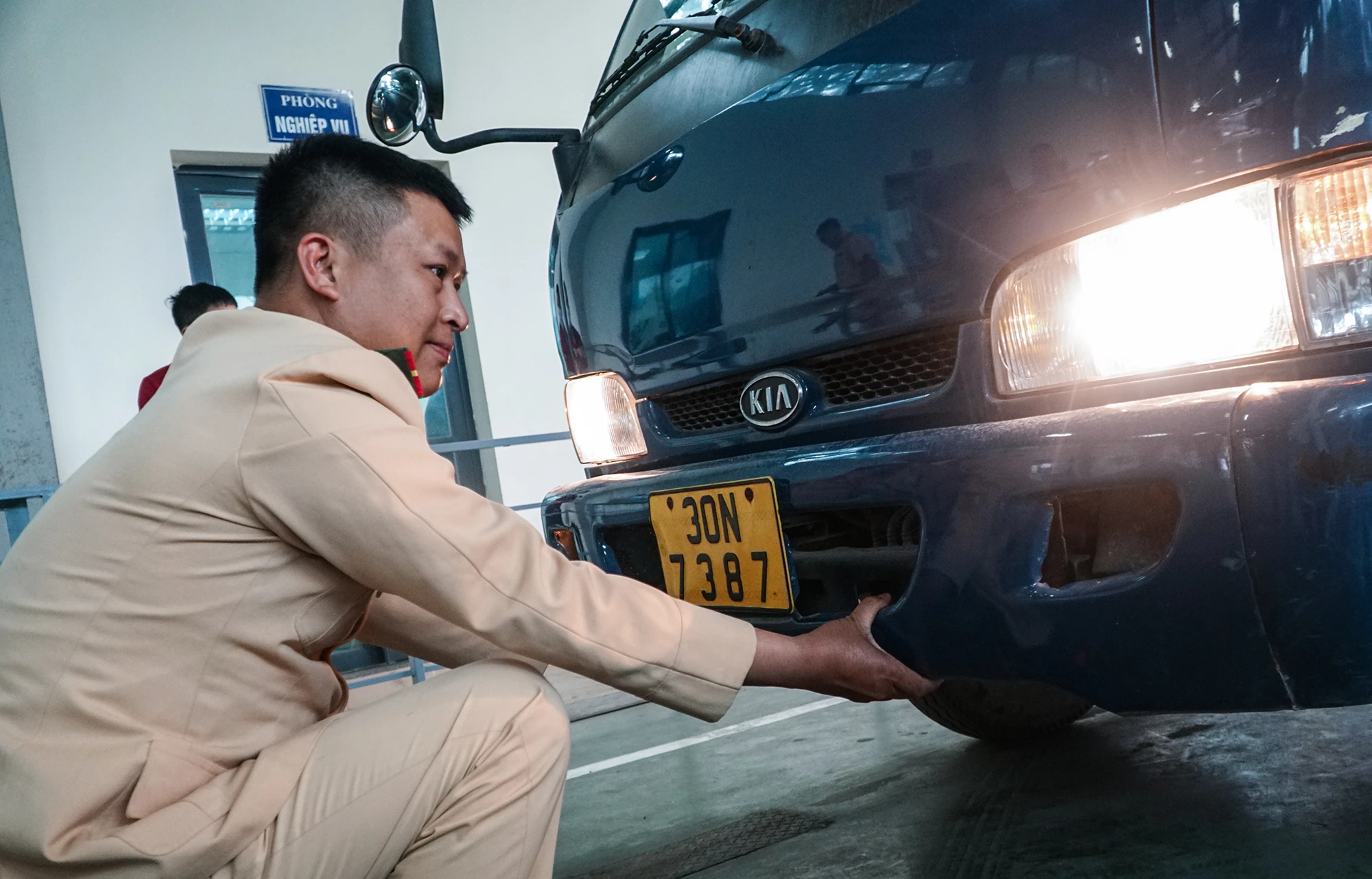 Bộ Công an đã tổ chức tập huấn 167 chiến sĩ và huy động hạ tầng, nguồn lực hiện có để cùng với lực lượng đăng kiểm của ngành giao thông với phương châm phục vụ người dân tốt nhất, tập trung cùng nhau tháo gỡ ngay trước mắt để hoạt động vận tải, đi lại của người dân trở lại bình thường. Bộ Công an đã tổ chức tập huấn 167 chiến sĩ và huy động hạ tầng, nguồn lực hiện có để cùng với lực lượng đăng kiểm của ngành giao thông với phương châm phục vụ người dân tốt nhất, tập trung cùng nhau tháo gỡ ngay trước mắt để hoạt động vận tải, đi lại của người dân trở lại bình thường.