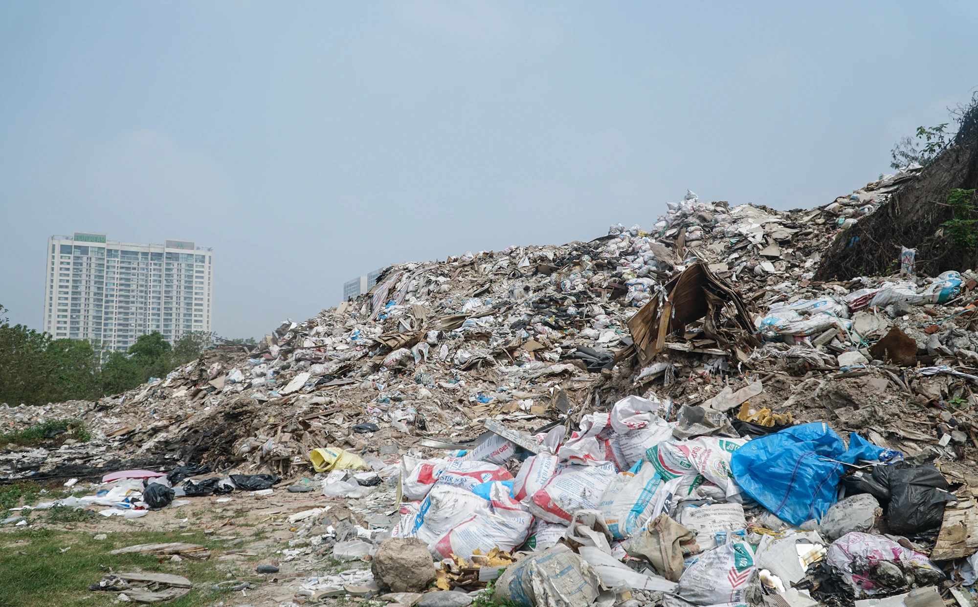 Được biết, cuối năm 2022 UBND phường Đại Kim đã có nhiều công văn đề nghị xã Tân Triều phối hợp ngăn chặn, bởi địa điểm này đi qua địa giới xã Tân Triều, huyện Thanh Trì. Nhưng tình trạng đổ trộm rác, chất thải vẫn diễn ra từng ngày. Được biết, cuối năm 2022 UBND phường Đại Kim đã có nhiều công văn đề nghị xã Tân Triều phối hợp ngăn chặn, bởi địa điểm này đi qua địa giới xã Tân Triều, huyện Thanh Trì. Nhưng tình trạng đổ trộm rác, chất thải vẫn diễn ra từng ngày.