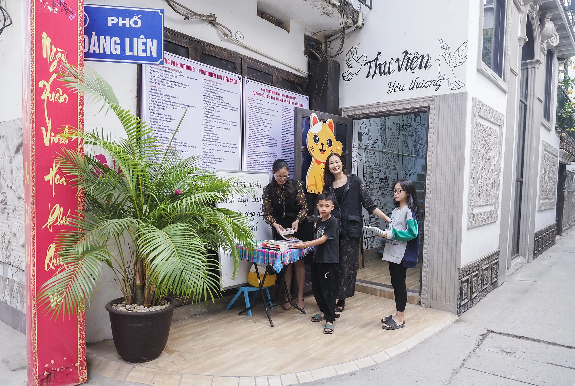 Tủ sách miễn phí nằm trong dự án xây dựng thư viện "yêu thương tuyên truyền, vận động lan tỏa văn hóa đọc qua từng trang sách" được chị Ngô Quỳnh Liên, ở quận Bắc Từ Liêm, TP Hà Nội ấp ủ suốt năm năm qua. Tủ sách miễn phí ở Hà Nội của chị Ngô Quỳnh Liên