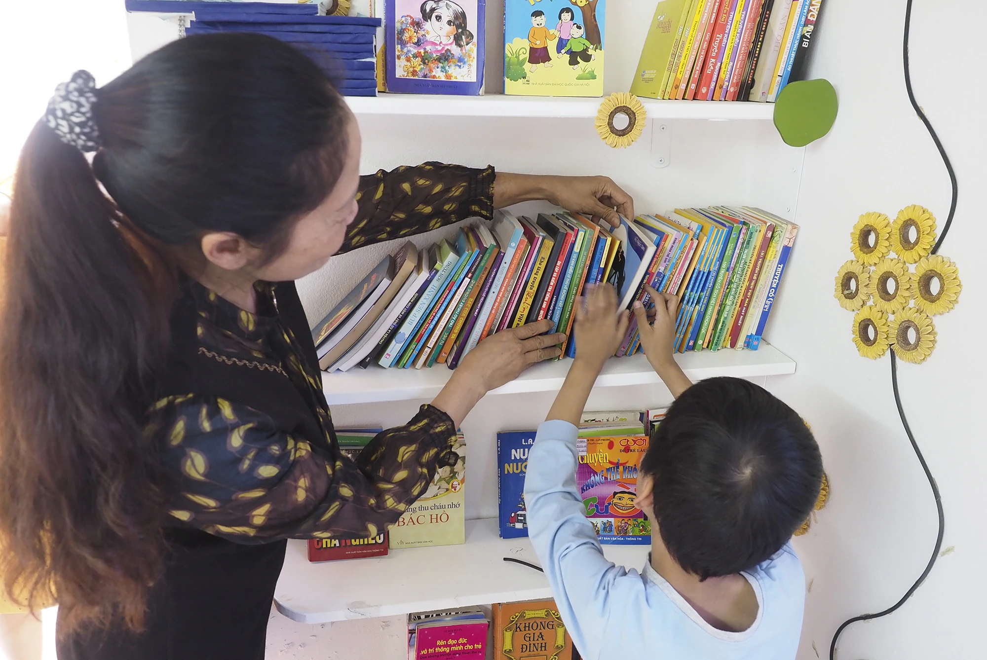 Ban đầu, ý định mở tủ sách miễn phí của chị Liên không được ủng hộ, nhiều người nói với chị rằng mở thư viện không ai đọc, học sinh bây giờ chỉ thích thiết bị điện tử. Thế nhưng với mong muốn lan tỏa văn hóa đọc đến khắp nơi để kết nối cộng đồng, gắn kết yêu thương, chị Liên vẫn quyết tâm thực hiện. Tủ sách miễn phí ở Hà Nội của chị Ngô Quỳnh Liên