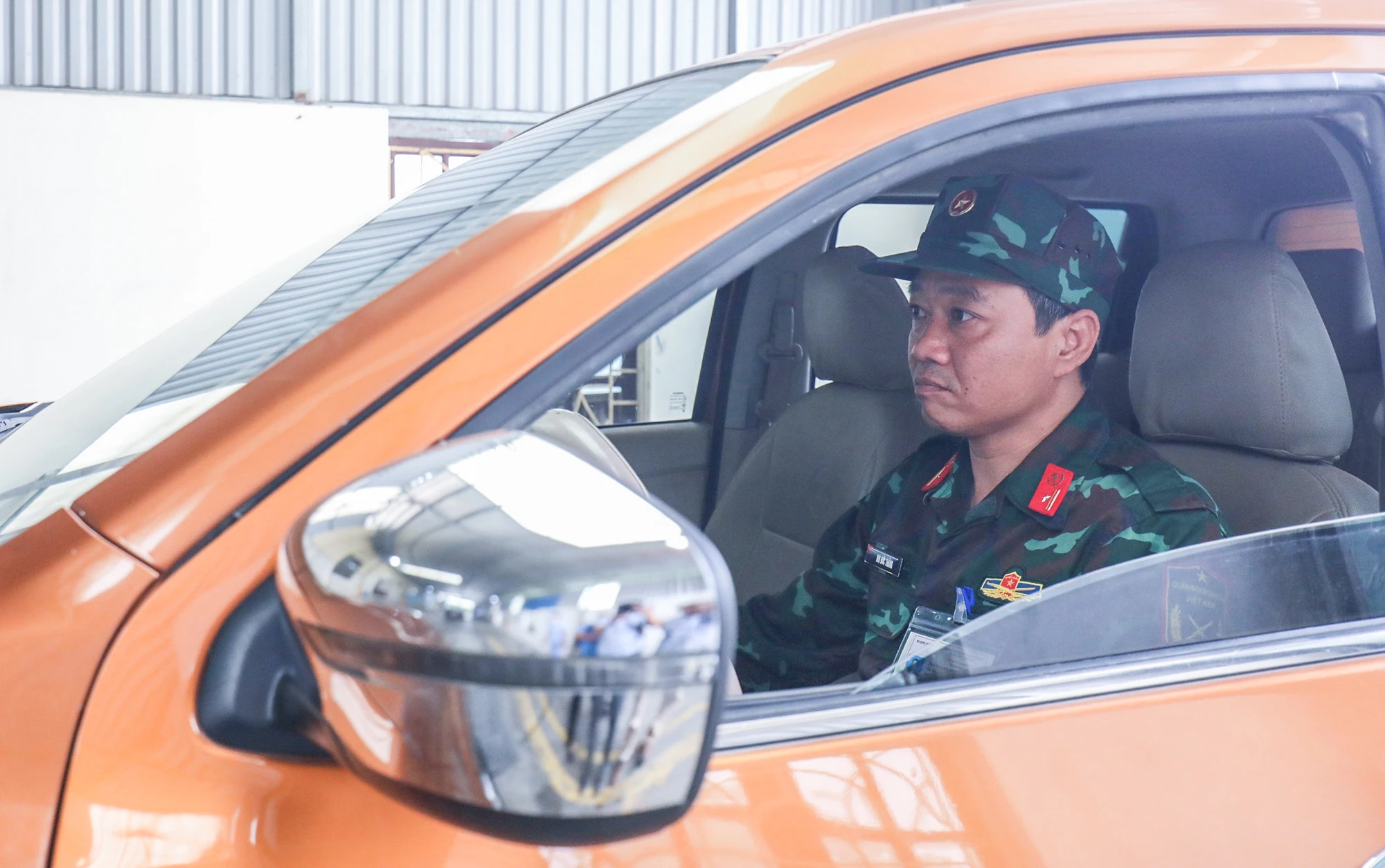 Mỗi trung tâm đăng kiểm sẽ có 2- 3 kiểm định viên quân sự hỗ trợ kiểm định xe cơ giới. Mỗi trung tâm đăng kiểm sẽ có 2- 3 kiểm định viên quân sự hỗ trợ kiểm định xe cơ giới.