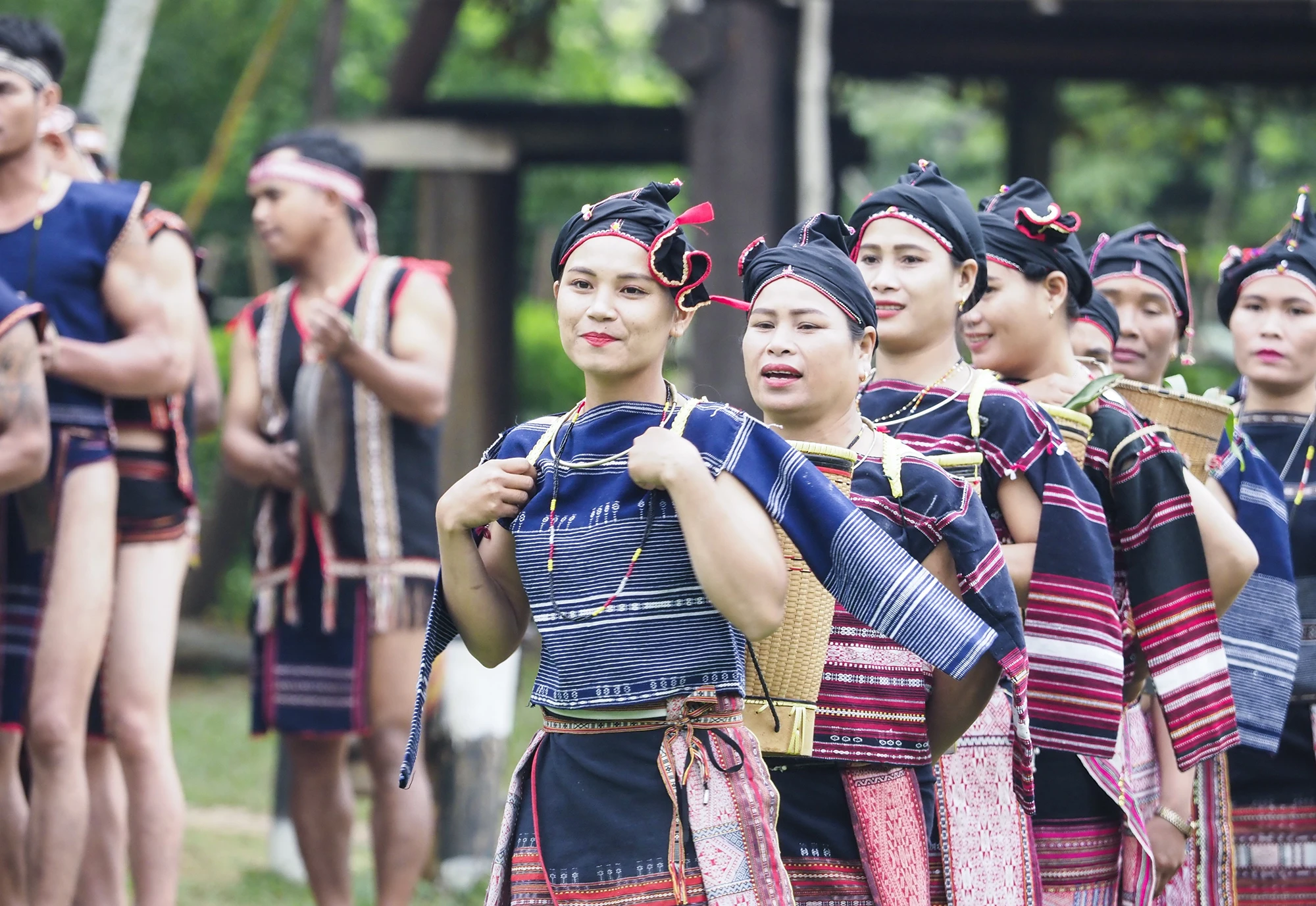 Họ quan niệm rằng âm thanh của cồng chiêng vang rất xa, các vị thần sông, suối, núi rừng, linh hồn ông bà đã mất... nghe được sẽ đến thăm. Khi các vị thần đến, nếu không có thịt để ăn, không có rượu để uống thì sẽ phạt. Họ quan niệm rằng âm thanh của cồng chiêng vang rất xa, các vị thần sông, suối, núi rừng, linh hồn ông bà đã mất... nghe được sẽ đến thăm. Khi các vị thần đến, nếu không có thịt để ăn, không có rượu để uống thì sẽ phạt.
