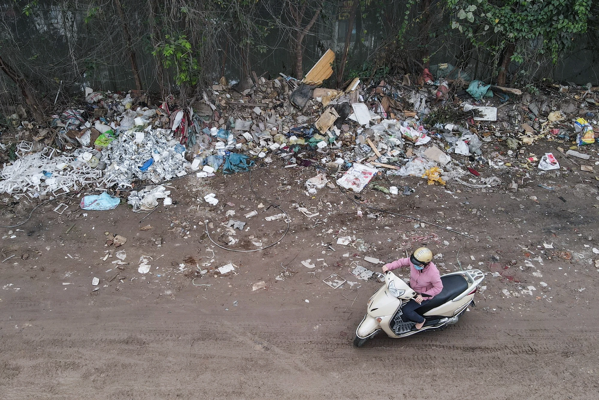 Đoạn đường ngắn còn trở nên “đau khổ” hơn khi lề đường trở thành nơi tập kết, đổ rác trái phép. Đoạn đường ngắn còn trở nên “đau khổ” hơn khi lề đường trở thành nơi tập kết, đổ rác trái phép.