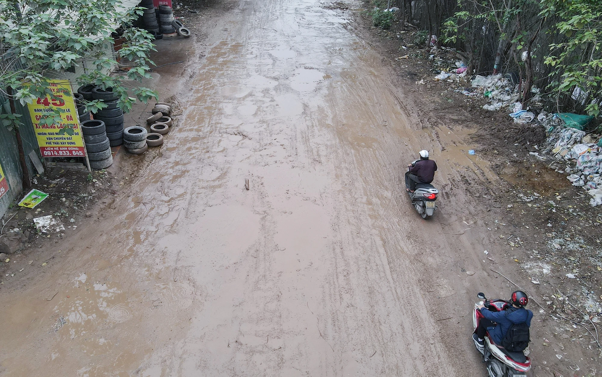 Những ngày qua, chỉ một chút mưa bụi vào thời tiết nồm ẩm cuối xuân mà đoạn đường cũng trở nên lầy lội, nhớp nháp. Những ngày qua, chỉ một chút mưa bụi vào thời tiết nồm ẩm cuối xuân mà đoạn đường cũng trở nên lầy lội, nhớp nháp.