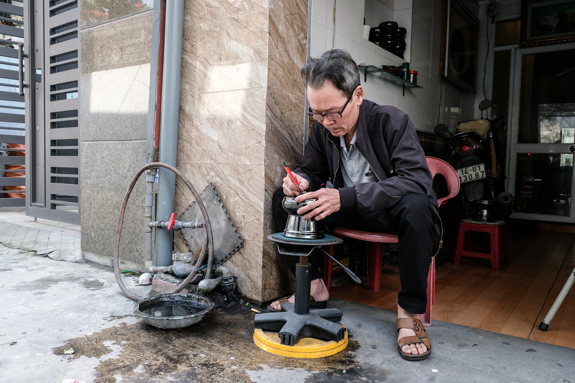 Các sản phẩm trống cổ trên than đá được ông khắc vẽ rất tỉ mỉ, sinh động, hoa văn, họa tiết tinh xảo. Các sản phẩm trống cổ trên than đá được ông khắc vẽ rất tỉ mỉ, sinh động, hoa văn, họa tiết tinh xảo.