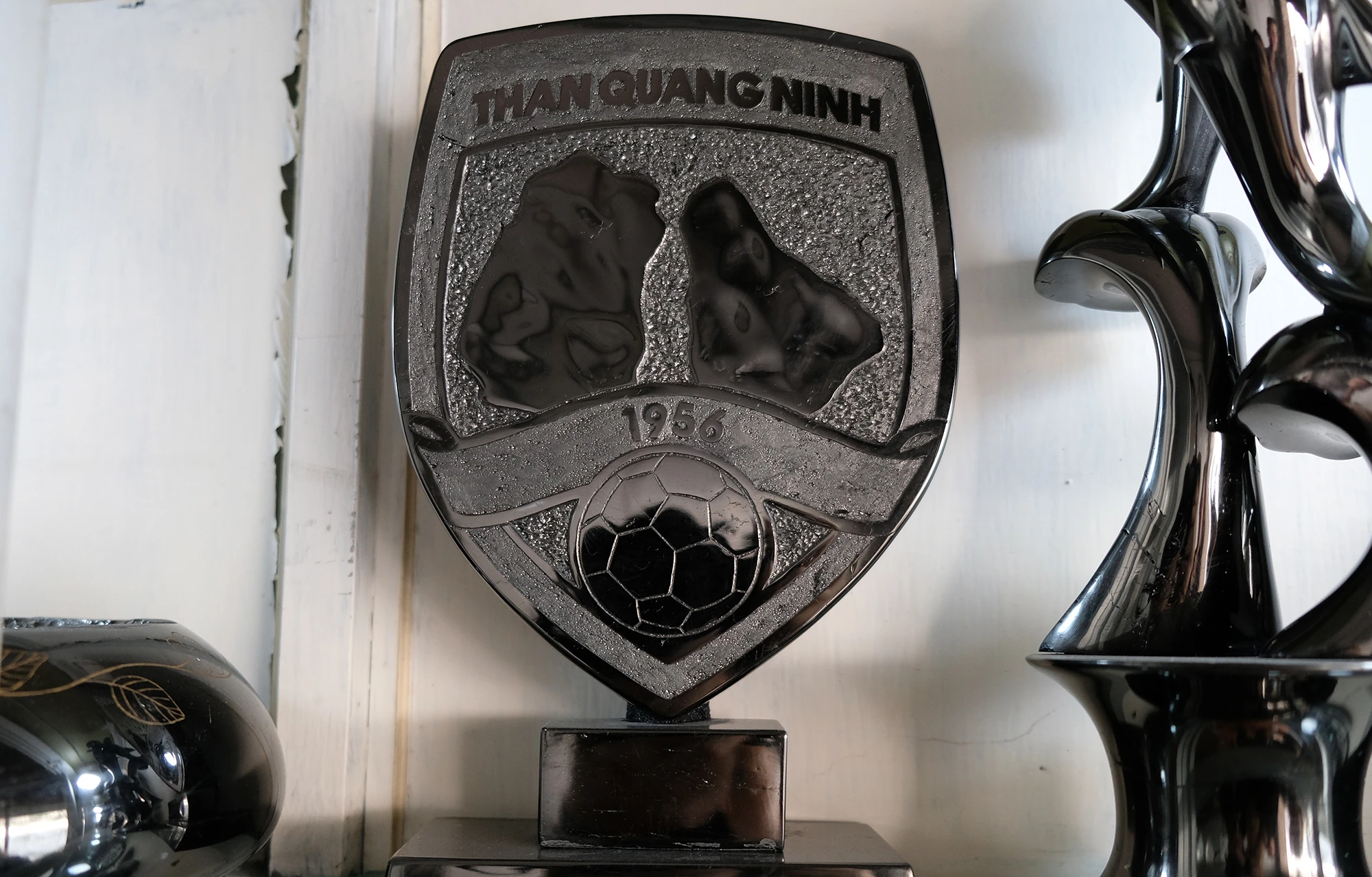 Với niềm đam mê, sáng tạo và tình yêu với nghệ thuật điêu khắc, ông Lê Quang Ninh đã chế tác ra các sản phẩm độc đáo, đẹp mắt từ những khối than đá vô tri. Với niềm đam mê, sáng tạo và tình yêu với nghệ thuật điêu khắc, ông Lê Quang Ninh đã chế tác ra các sản phẩm độc đáo, đẹp mắt từ những khối than đá vô tri.