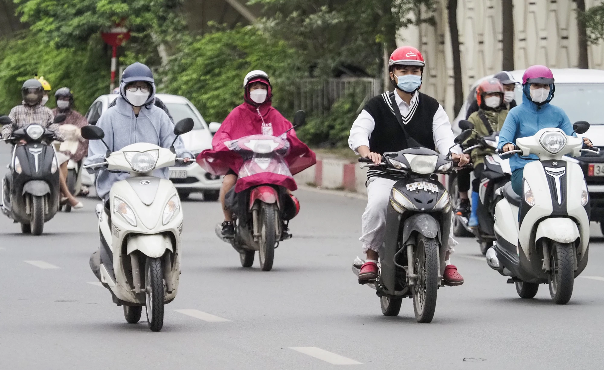 Ngày 25-4, thời tiết chuyển lạnh đột ngột sau những ngày nóng oi bức. Ngày 25-4, thời tiết chuyển lạnh đột ngột sau những ngày nóng oi bức.