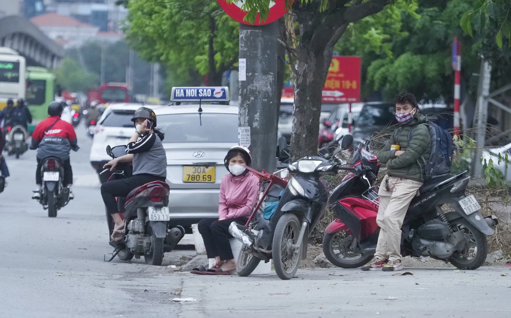 Hình ảnh người dân co ro tránh rét bên vỉa hè. Sau nhiều ngày ấm áp, thậm chí nóng oi tới 32-33 độ C, người dân không khỏi xuýt xoa vì cái rét nàng Bân ùa về. Hình ảnh người dân co ro tránh rét bên vỉa hè. Sau nhiều ngày ấm áp, thậm chí nóng oi tới 32-33 độ C, người dân không khỏi xuýt xoa vì cái rét nàng Bân ùa về.