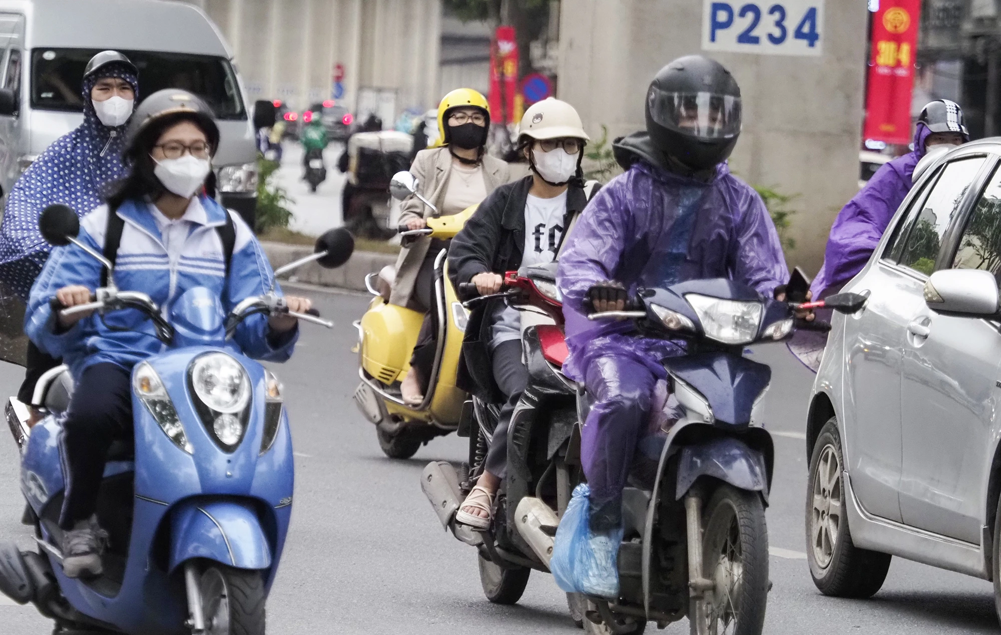 Những chiếc áo phao, áo khoác ấm, áo mưa... xuất hiện nhiều trên các con phố Hà Nội, thay thế các kiểu áo chống nắng của ngày trước đó. Những chiếc áo phao, áo khoác ấm, áo mưa... xuất hiện nhiều trên các con phố Hà Nội, thay thế các kiểu áo chống nắng của ngày trước đó.