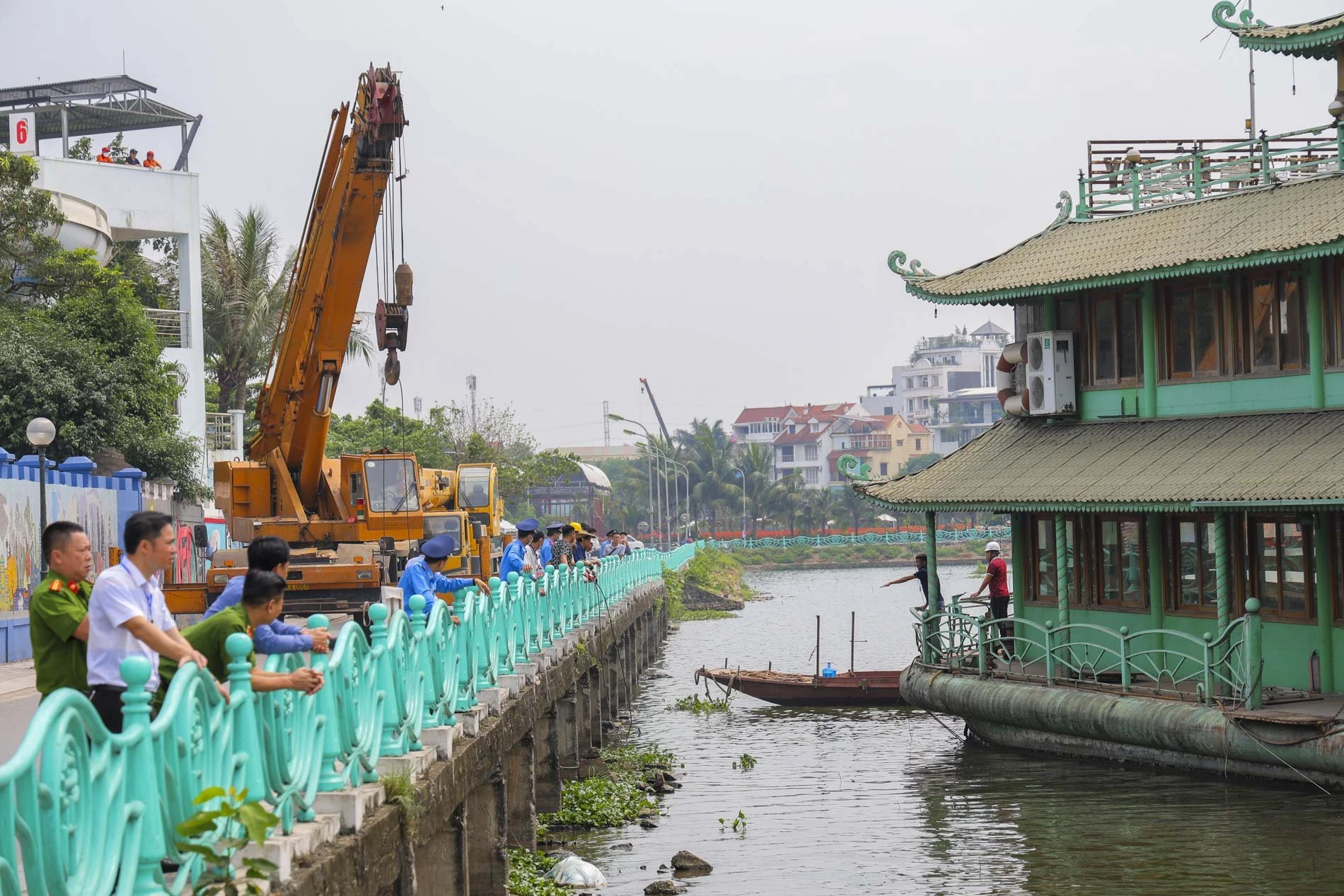 Việc này dẫn đến các du thuyền bị bỏ hoang, do các chủ sở hữu không muốn tốn thêm chi phí tháo dỡ, di dời.