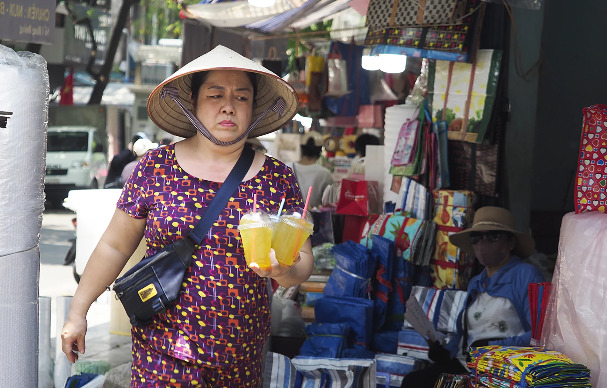 Những cốc nước giải khát khá đắt hàng trong thời tiết khắc nghiệt này. Những cốc nước giải khát khá đắt hàng trong thời tiết khắc nghiệt này.