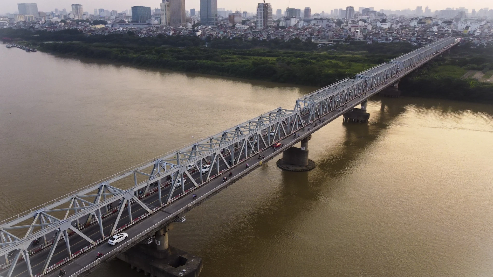 Cầu Chương Dương có tổng chiều dài 1.230 m gồm 21 nhịp, trong đó có 11 nhịp thép và 10 nhịp bê tông, cho phép tải trọng xe 30 tấn lưu thông. Cầu có bốn làn xe chạy hai chiều, ở giữa có phần cánh gà mỗi bên rộng 5 m, phía ngoài cùng có làn đường dành cho xe máy rộng 1,5 m. Năm 2002, cầu từng được sửa chữa, gia cố lớn.