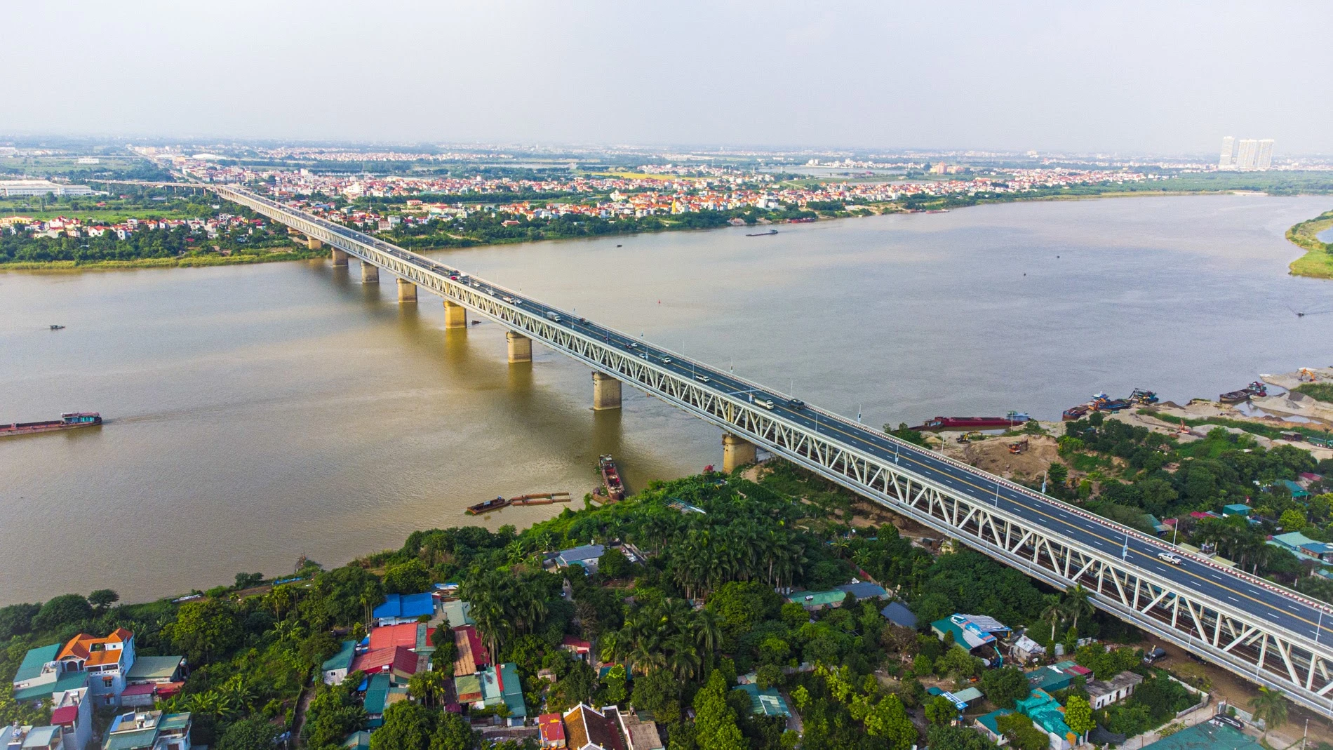 Cầu Thăng Long còn gọi là cầu Hữu Nghị Việt Xô bởi đây là công trình thế kỷ của tình hữu nghị Việt - Xô, được khởi công xây dựng năm 1974 và khánh thành năm 1985. Cầu Thăng Long là đường nối sân bay quốc tế Nội Bài với nội thành Hà Nội.