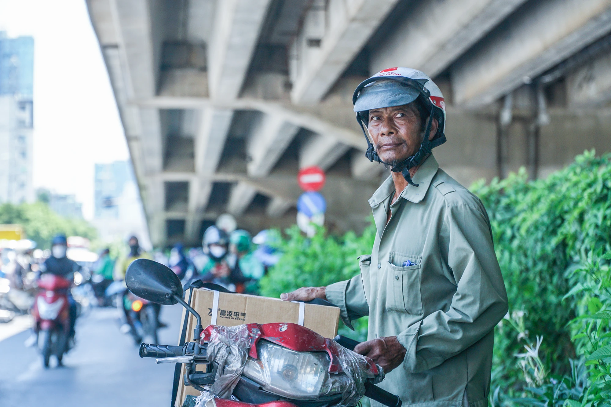 Nhiệt độ thấp nhất từ 26-28 độ C. Nhiệt độ cao nhất từ 35-37 độ C, có nơi trên 37 độ C. Cộng thêm sức nóng từ các phương tiện và nền đường nhựa, nhiệt độ thực tế có chỗ lên tới ngoài 40 độ C, thậm chí là 50 độ C. Trong hình là một người giao hàng với khuôn mặt đen nhẻm do thường xuyên làm việc dưới thời tiết nắng nóng. Nhiệt độ thấp nhất từ 26-28 độ C. Nhiệt độ cao nhất từ 35-37 độ C, có nơi trên 37 độ C. Cộng thêm sức nóng từ các phương tiện và nền đường nhựa, nhiệt độ thực tế có chỗ lên tới ngoài 40 độ C, thậm chí là 50 độ C. Trong hình là một người giao hàng với khuôn mặt đen nhẻm do thường xuyên làm việc dưới thời tiết nắng nóng.