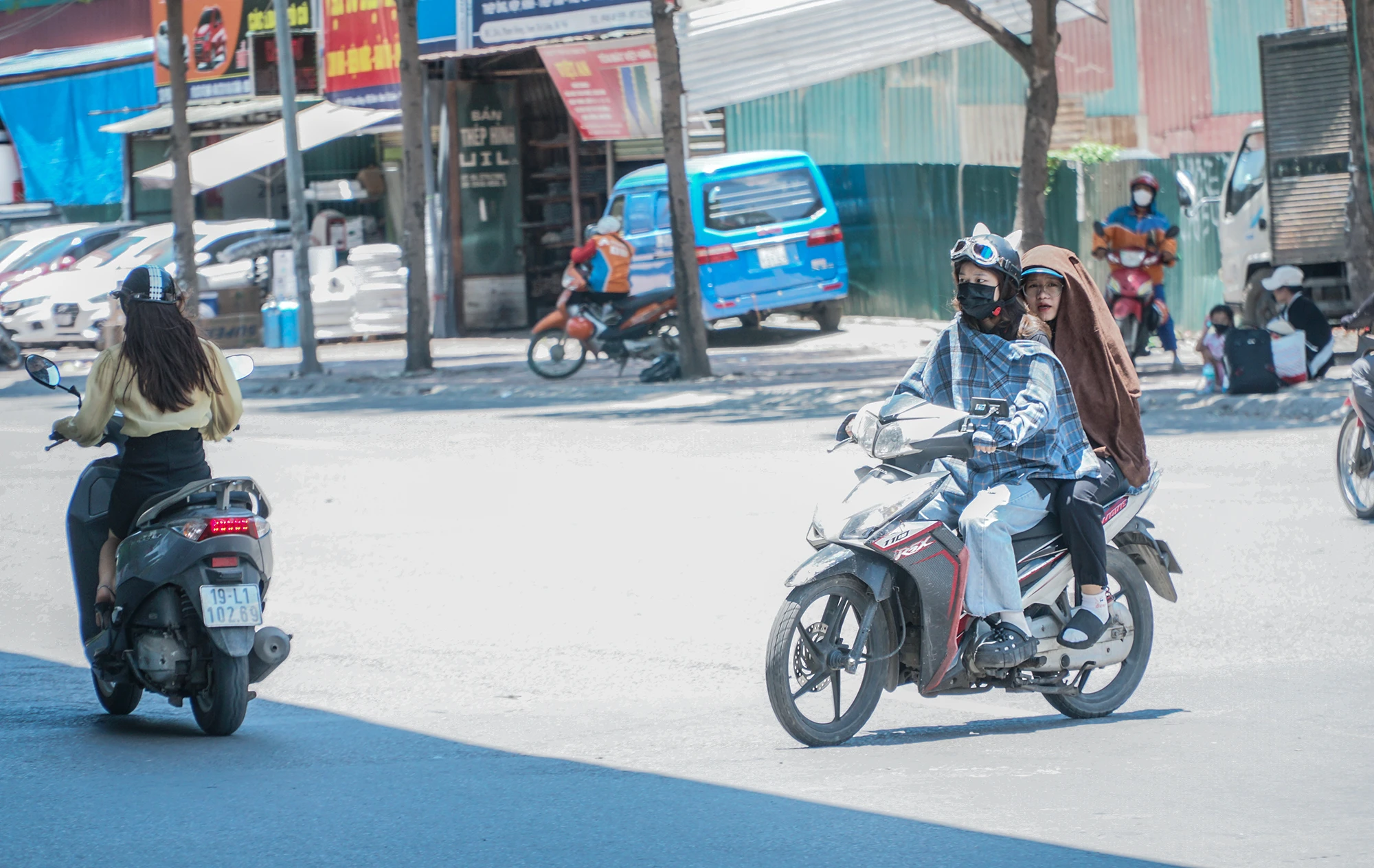Mặc dù ở Hà Nội thời gian qua liên tục xuất hiện những cơn mưa lớn vào cuối giờ chiều, góp phần "giải nhiệt" tạm thời. Nhưng vào ban ngày, ánh nắng chói chang khiến ai cũng đều bịt bọc kín mít khi ra đường. Mặc dù ở Hà Nội thời gian qua liên tục xuất hiện những cơn mưa lớn vào cuối giờ chiều, góp phần "giải nhiệt" tạm thời. Nhưng vào ban ngày, ánh nắng chói chang khiến ai cũng đều bịt bọc kín mít khi ra đường.