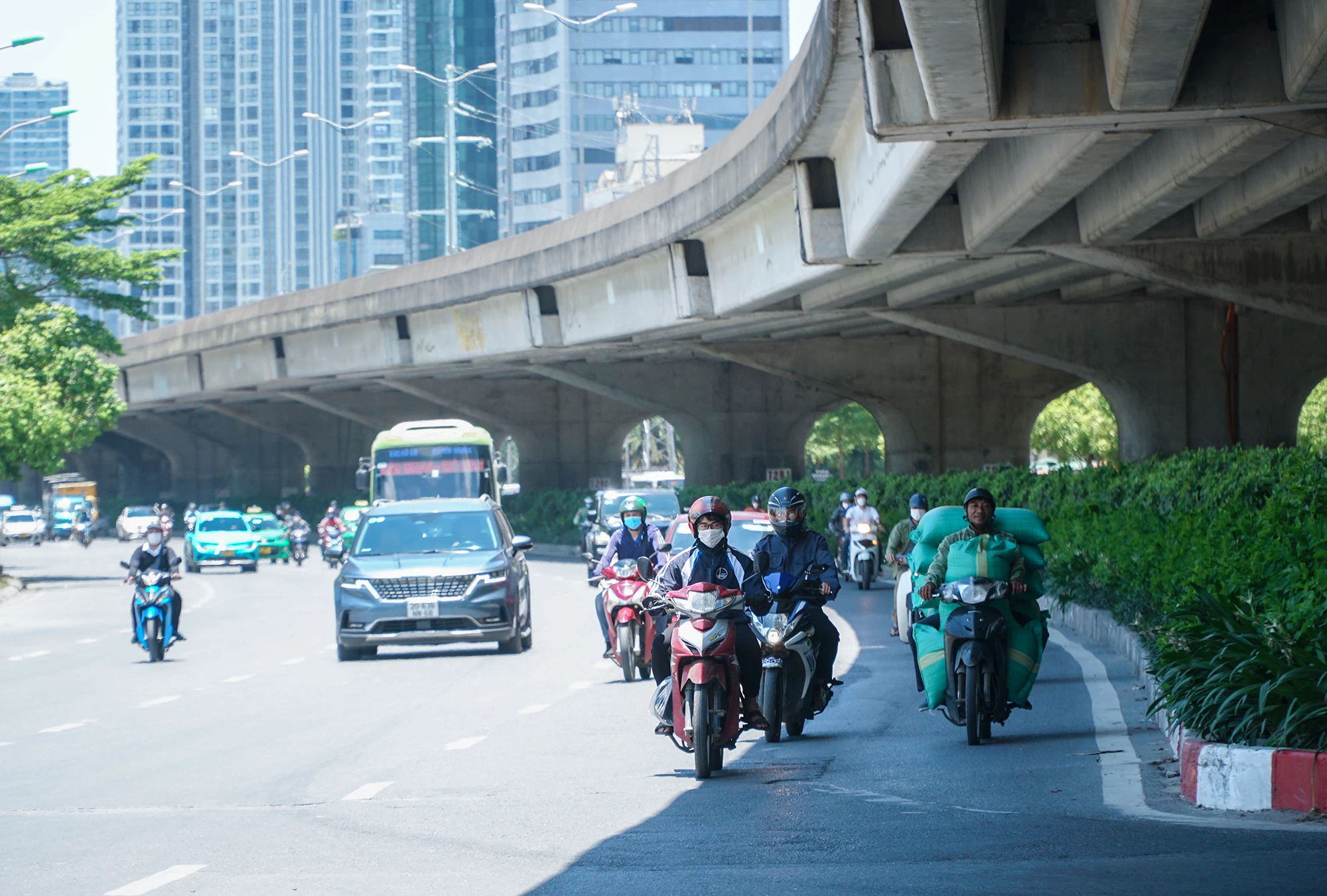 Dưới nền nhiệt độ cao, nhiều người khá vất vả khi di chuyển ngoài đường. Kể từ tháng 5 đến nay, Hà Nội đã trải qua vài đợt nắng nóng kéo dài. Tuy thời điểm này không phải là đợt nắng nóng đầu tiên, nhưng người dân dường như vẫn chưa thể thích ứng được với cái nắng như thiêu như đốt, đặc biệt vào thời điểm trưa và đầu giờ chiều. Dưới nền nhiệt độ cao, nhiều người khá vất vả khi di chuyển ngoài đường. Kể từ tháng 5 đến nay, Hà Nội đã trải qua vài đợt nắng nóng kéo dài. Tuy thời điểm này không phải là đợt nắng nóng đầu tiên, nhưng người dân dường như vẫn chưa thể thích ứng được với cái nắng như thiêu như đốt, đặc biệt vào thời điểm trưa và đầu giờ chiều.
