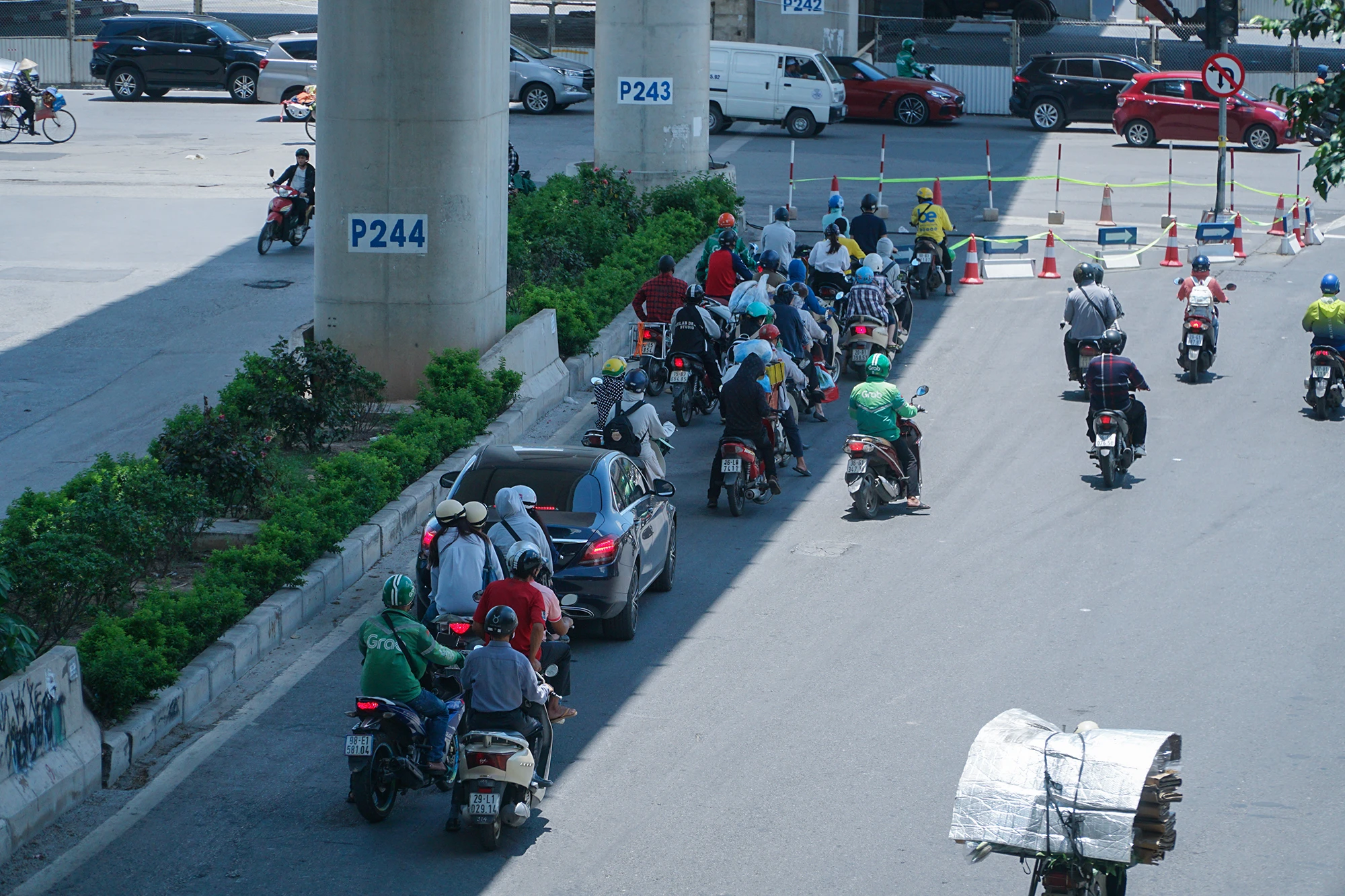 Trên đường Xuân Thủy, các phương tiện tận dụng bóng mát của đường sắt Nhổn - ga Hà Nội trong lúc chờ đèn đỏ. Trên đường Xuân Thủy, các phương tiện tận dụng bóng mát của đường sắt Nhổn - ga Hà Nội trong lúc chờ đèn đỏ.