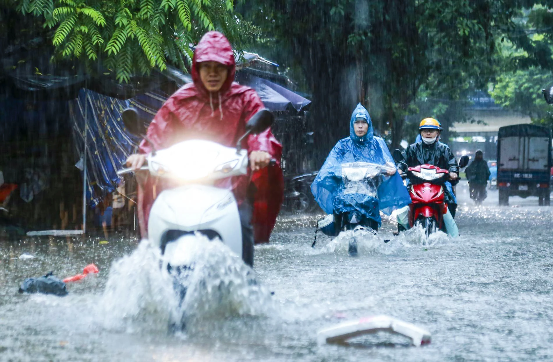 Theo Trung tâm Dự báo Khí tượng Thủy văn quốc gia, hôm nay và ngày mai, khu vực nội thành Hà Nội có mưa vừa, mưa to đến rất to. Theo Trung tâm Dự báo Khí tượng Thủy văn quốc gia, hôm nay và ngày mai, khu vực nội thành Hà Nội có mưa vừa, mưa to đến rất to.