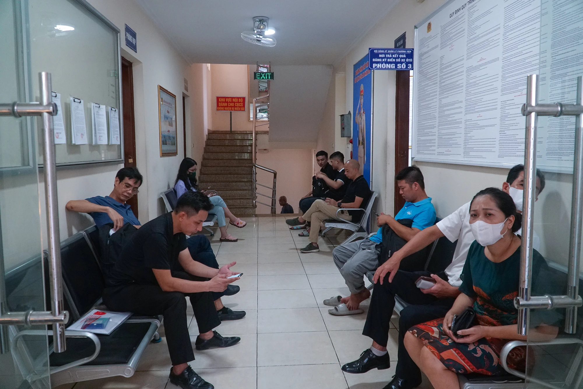 Theo ghi nhận tại điểm tiếp nhận hồ sơ đăng ký ô tô nằm trên đường Láng, Hà Nội từ sáng sớm nhiều người dân đã tới đây để làm thủ tục cần thiết.