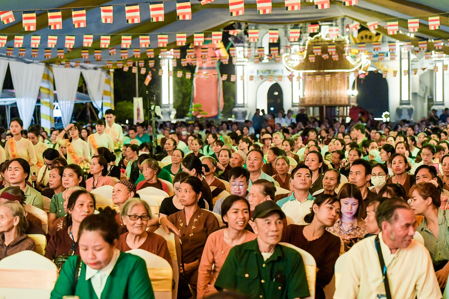 Tối ngày 26-8, tức 11-7 Âm lịch, chùa Kim Sơn Lạc Hồng (nằm trong khuôn viên Công viên tâm linh Lạc Hồng Viên, tỉnh Hòa Bình) đã tổ chức Đại lễ Vu Lan báo hiếu. Buổi lễ đã thu hút hàng nghìn tăng ni, phật tử trong và ngoài địa phương tham gia.