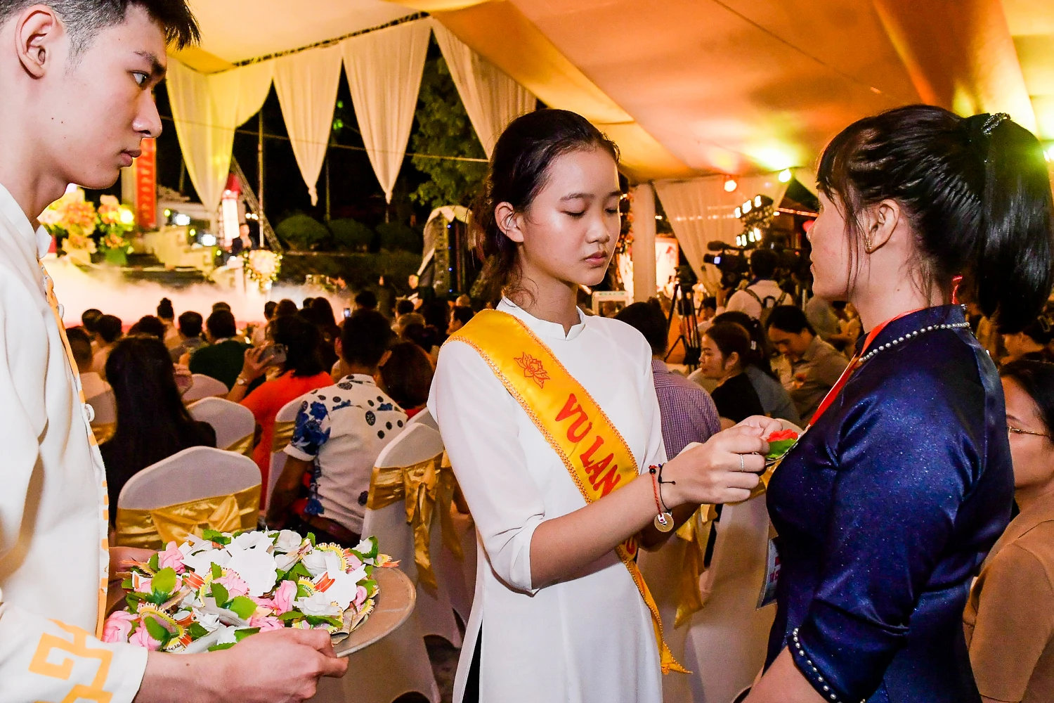 Đêm lễ tại chùa Kim Sơn Lạc Hồng đã diễn ra các nghi thức tâm linh và đáng chú ý hơn cả trong ngày này là nghi thức “bông hồng cài áo”.