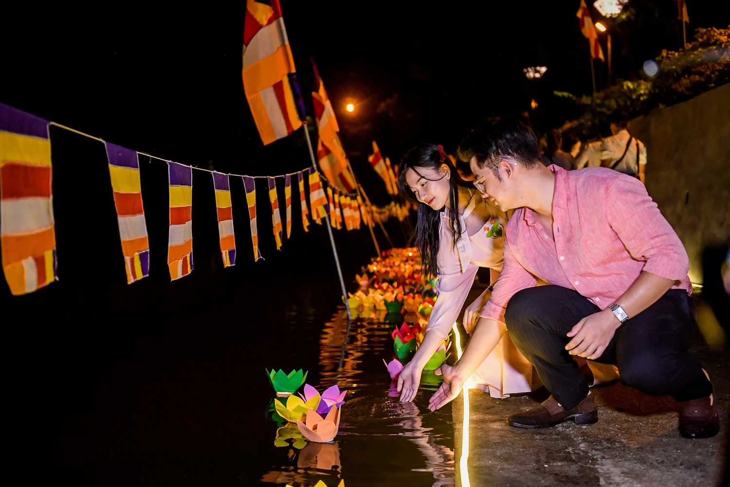 Việc thả đèn hoa đăng lên dòng nước còn được hiểu rằng, những vong nhân đã khuất sẽ theo những ánh sáng ấm áp mà bỏ đi những oan khiên thù hận, bước theo con đường giải thoát khổ đau. Những ngọn hoa đăng được thắp lên sáng rực, lấp lánh dưới mặt nước lời cầu nguyện cho thế giới hòa bình, nhân loại hạnh phúc và nhân dân an lạc.