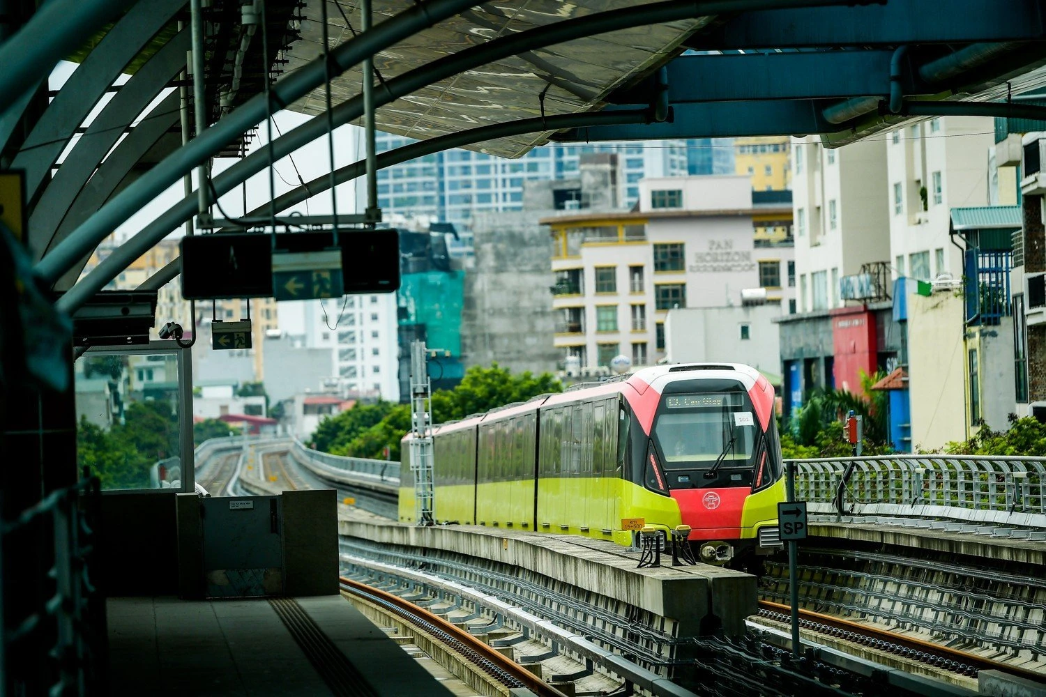 Theo MRB, các công tác xây dựng và lắp đặt thiết bị tại 8 ga trên cao của dự án đã hoàn tất. Đồng thời, việc tháo dỡ toàn bộ hàng rào tôn bảo vệ trong quá trình thi công tại các công trường cũng đã được thực hiện. Theo MRB, các công tác xây dựng và lắp đặt thiết bị tại 8 ga trên cao của dự án đã hoàn tất. Đồng thời, việc tháo dỡ toàn bộ hàng rào tôn bảo vệ trong quá trình thi công tại các công trường cũng đã được thực hiện.