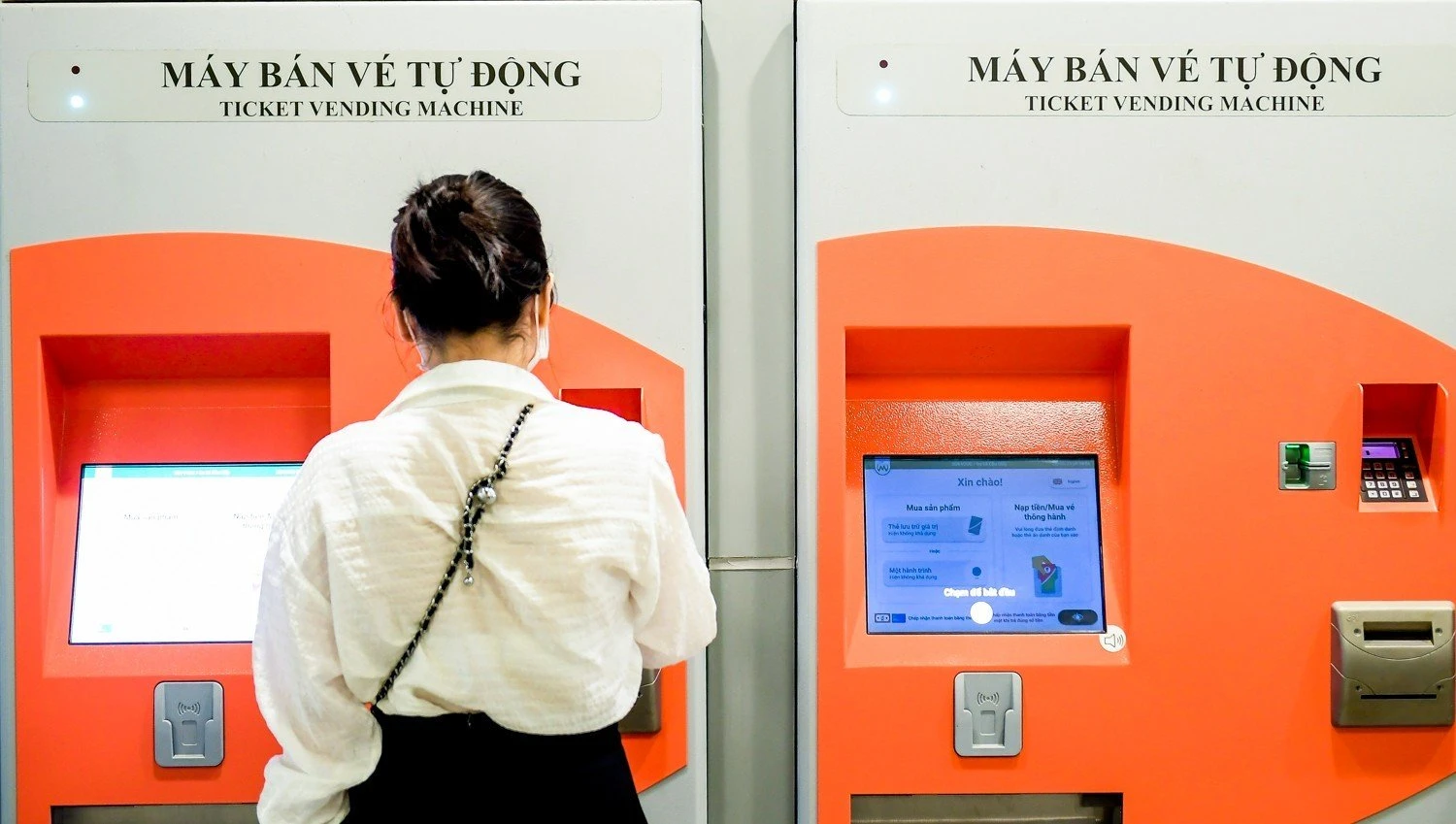 Hiện tại, hệ thống thu vé được lắp đặt hoàn thiện tại tầng trung chuyển của 8 ga trên cao. Hệ thống được thiết kế theo tiêu chuẩn châu Âu, các thiết bị có xuất xứ chủ yếu từ Pháp. Một số thiết bị của hệ thống là: máy bán vé tự động (TVM), hệ thống cửa, máy bán vé đặt tại phòng vé (TOM), máy khởi tạo thẻ (CIM), thiết bị soát vé cầm tay (PCD),… Hiện tại, hệ thống thu vé được lắp đặt hoàn thiện tại tầng trung chuyển của 8 ga trên cao. Hệ thống được thiết kế theo tiêu chuẩn châu Âu, các thiết bị có xuất xứ chủ yếu từ Pháp. Một số thiết bị của hệ thống là: máy bán vé tự động (TVM), hệ thống cửa, máy bán vé đặt tại phòng vé (TOM), máy khởi tạo thẻ (CIM), thiết bị soát vé cầm tay (PCD),…