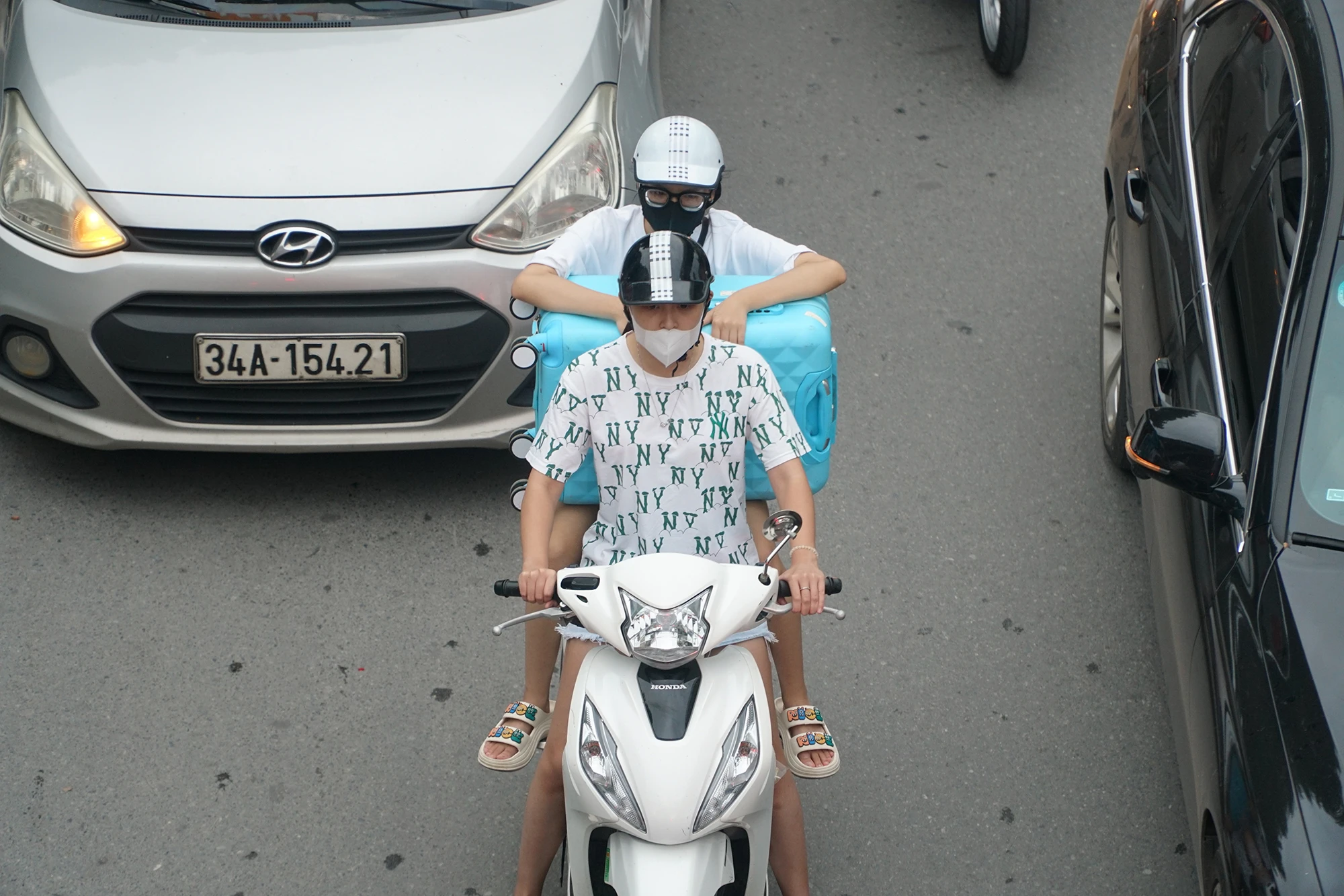 Một phương tiện xe mắc kẹt giữa "vòng vây" của những chiếc ô tô trên đường Hồ Tùng Mậu. Một phương tiện xe mắc kẹt giữa "vòng vây" của những chiếc ô tô trên đường Hồ Tùng Mậu.