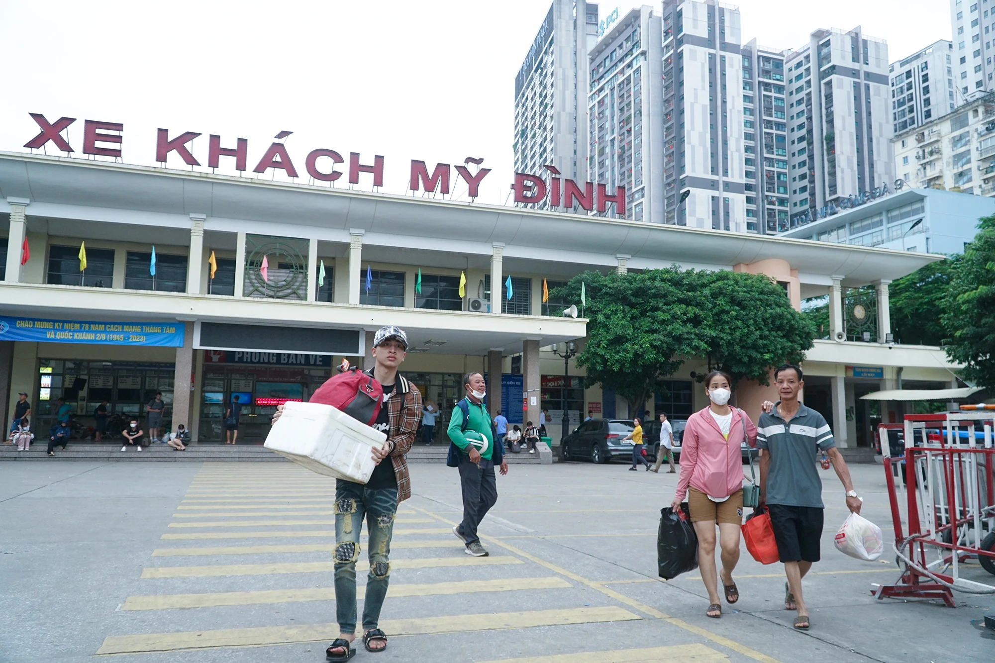 Hôm nay (ngày 4-9) là ngày nghỉ lễ Quốc khánh cuối cùng, nhiều người dân đã quay trở lại Hà Nội để chuẩn bị bắt đầu cho công việc vào ngày mai. Hôm nay (ngày 4-9) là ngày nghỉ lễ Quốc khánh cuối cùng, nhiều người dân đã quay trở lại Hà Nội để chuẩn bị bắt đầu cho công việc vào ngày mai.