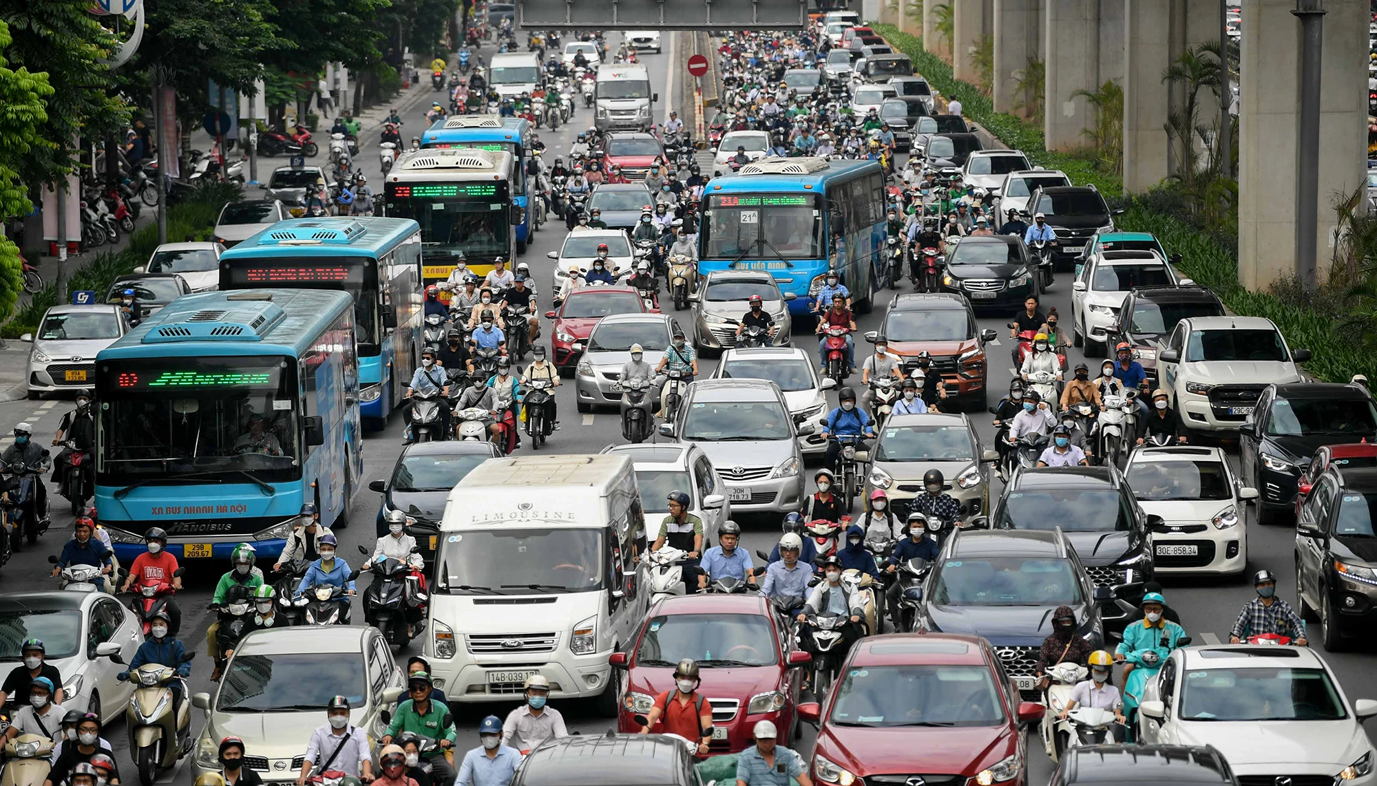 Sau kì nghỉ lễ Quốc khánh kéo dài 4 ngày, người lao động trở lại Thủ đô để bắt đầu công việc của mình. Chính vì vậy, nhu cầu đi lại của người dân trở nên tăng cao. Sau kì nghỉ lễ Quốc khánh kéo dài 4 ngày, người lao động trở lại Thủ đô để bắt đầu công việc của mình. Chính vì vậy, nhu cầu đi lại của người dân trở nên tăng cao.