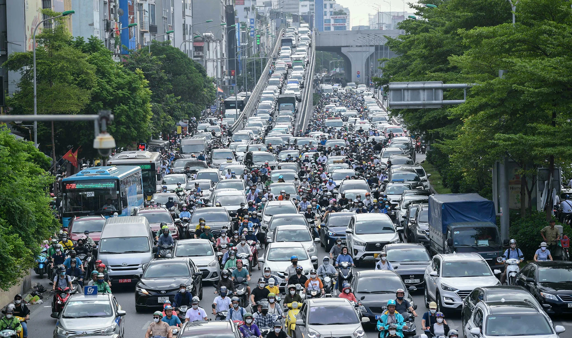 Khu vực Ngã tư sở, giao thông cũng trở nên ùn ứ nghiêm trọng. Khu vực Ngã tư sở, giao thông cũng trở nên ùn ứ nghiêm trọng.