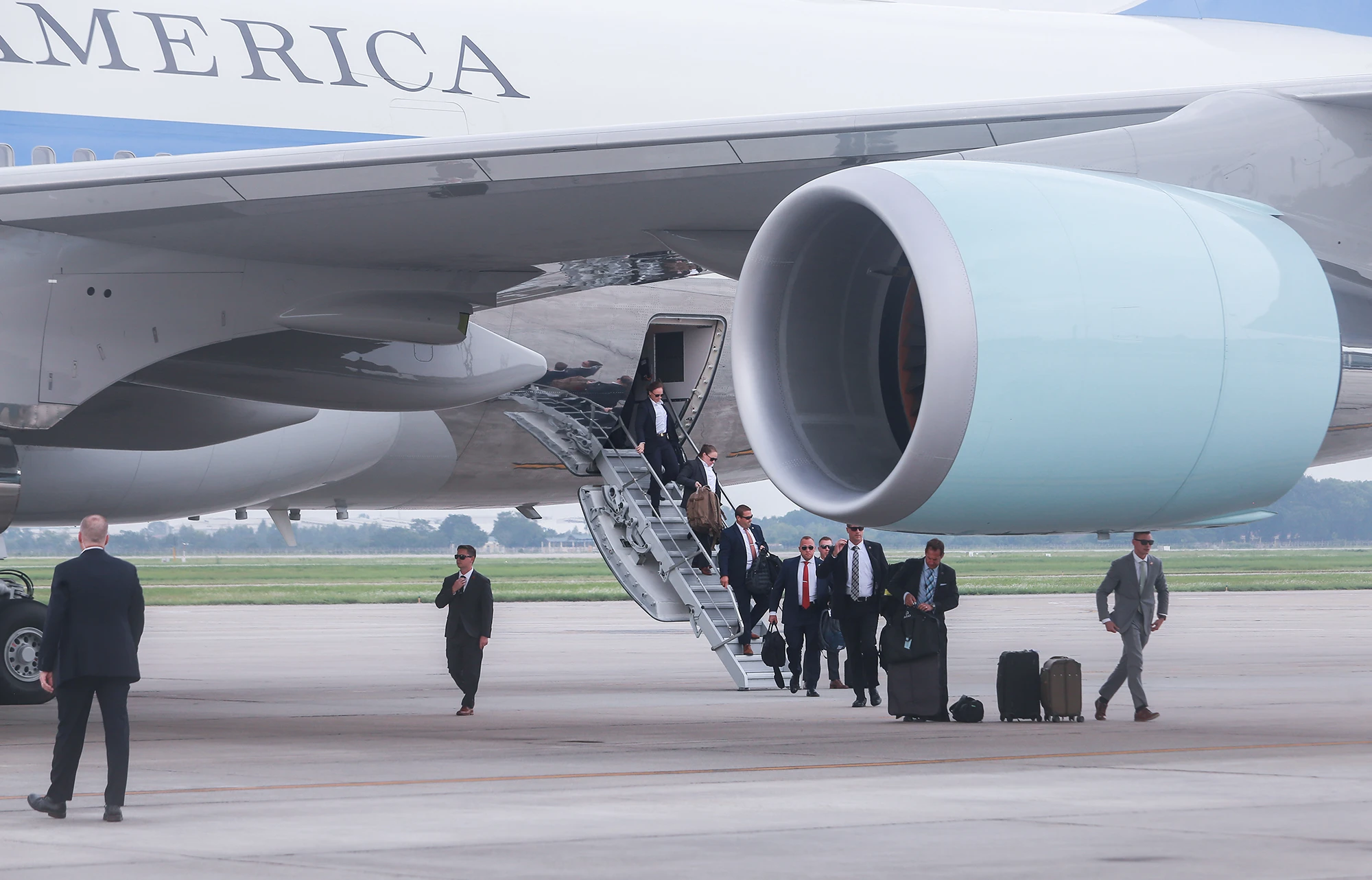 Sau khi đỗ cố định, đoàn người tháp tùng Tổng thống Mỹ Joe Biden đã bước ra từ cánh cửa phía gần đuôi của máy bay. Sau khi đỗ cố định, đoàn người tháp tùng Tổng thống Mỹ Joe Biden đã bước ra từ cánh cửa phía gần đuôi của máy bay.