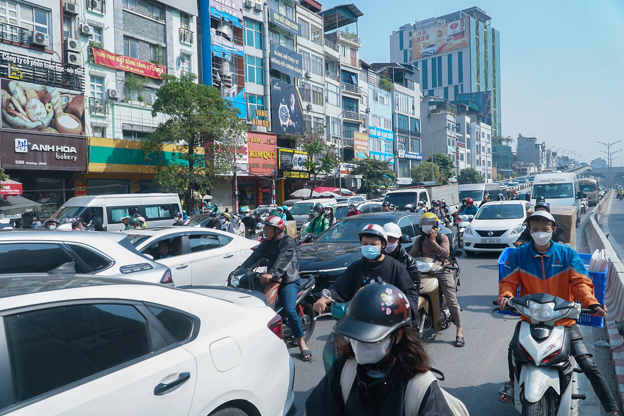 Đường tắc, người tham gia giao thông trong tình trạng căng thẳng, mệt mỏi khi đi qua nút giao thông Ngã Tư Sở.