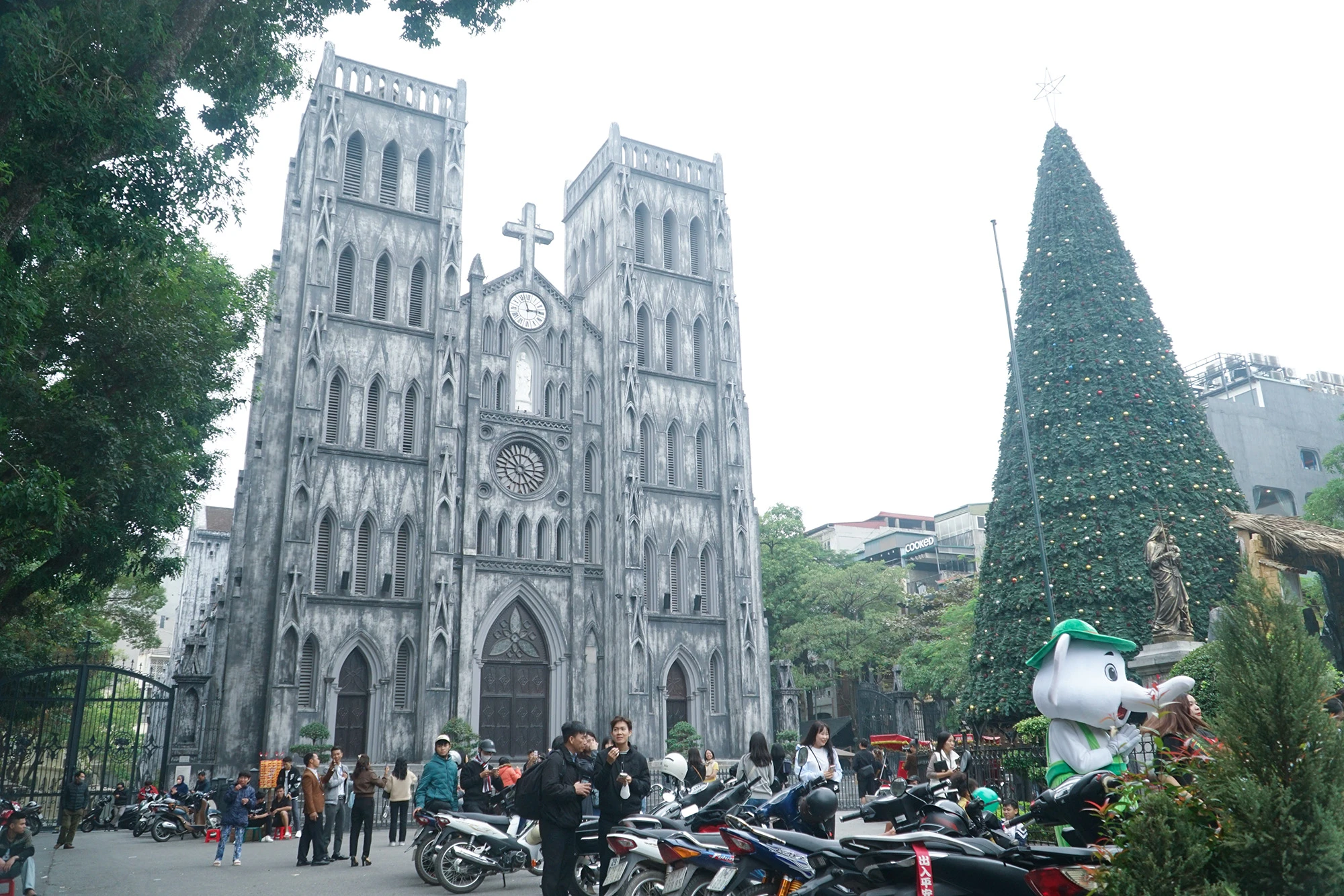 Cận cảnh những cây thông noel 'khổng lồ' ở Hà Nội phục vụ dịp Giáng sinh 2023