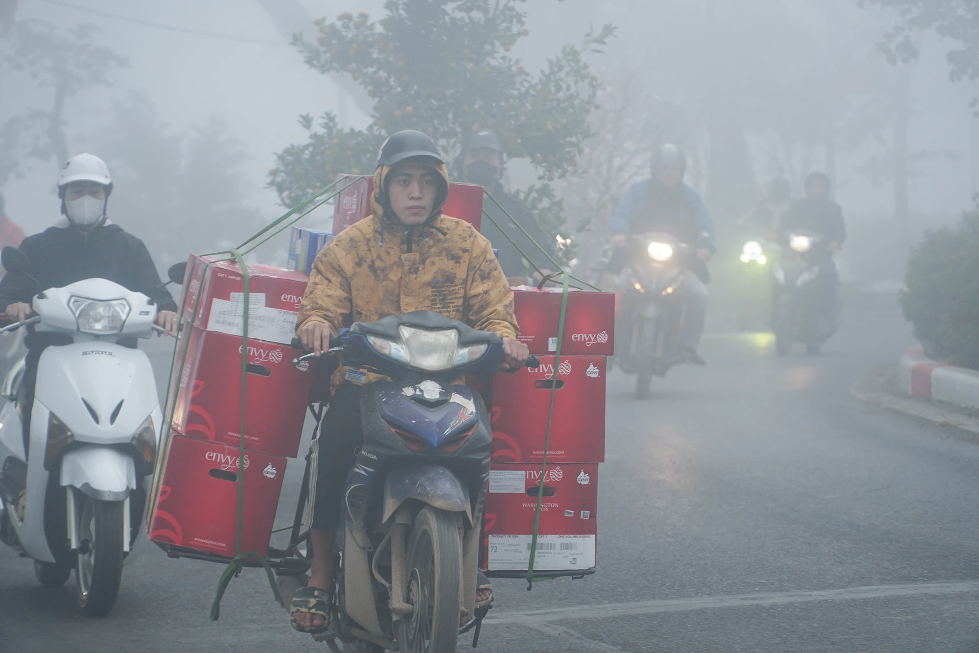 Hiện tượng sương mù khiến cho tầm nhìn của người đi đường bị hạn chế, di chuyển chậm chạp.