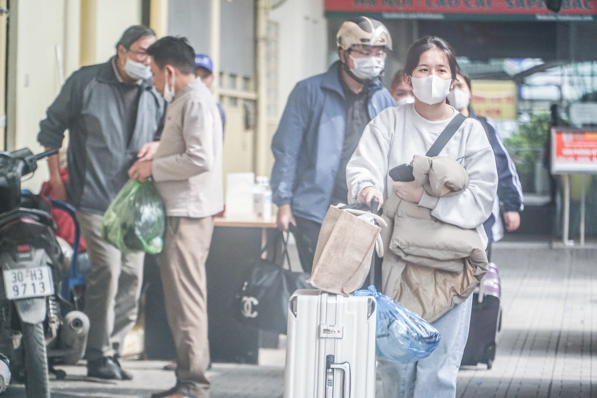 Nhiều người rời Hà Nội về quê nghỉ Tết Nguyên đán 2024