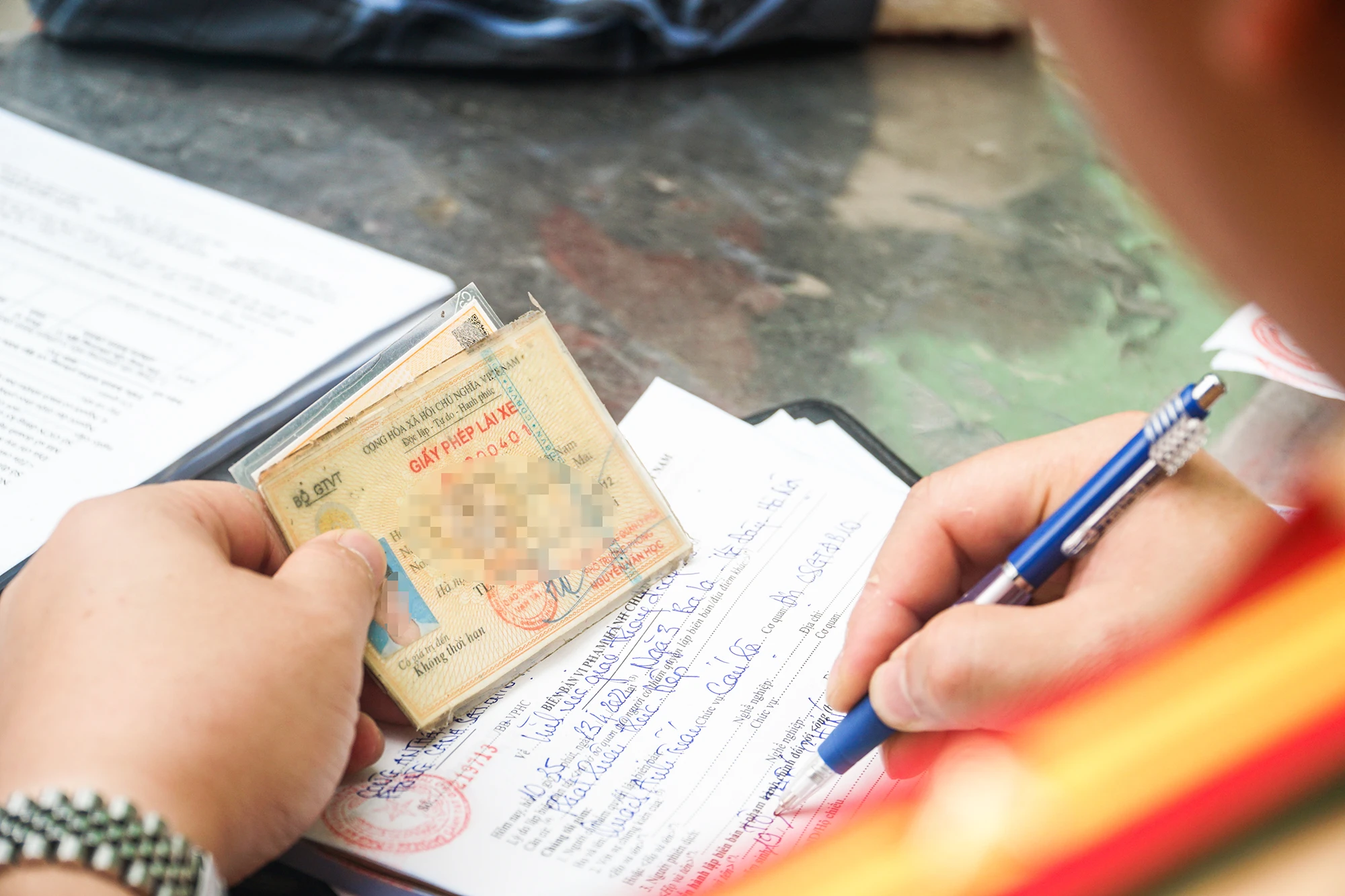 CSGT xử lý hàng loạt xe chở hàng cồng kềnh, tài xế phân trần 'chỉ vì mưu sinh'