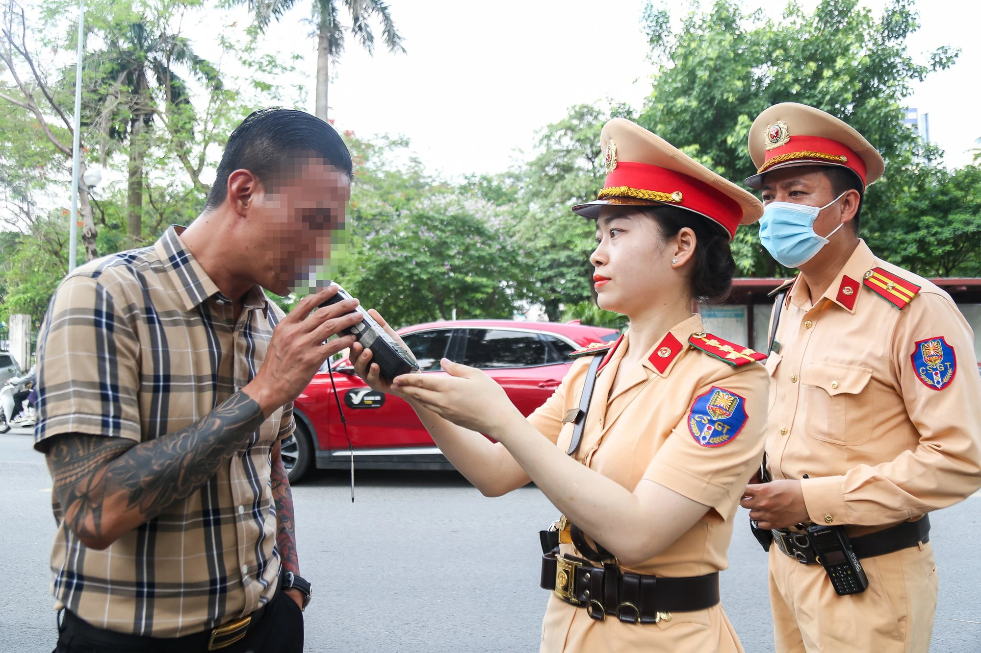 Những bóng hồng CSGT xuống đường kiểm tra nồng độ cồn