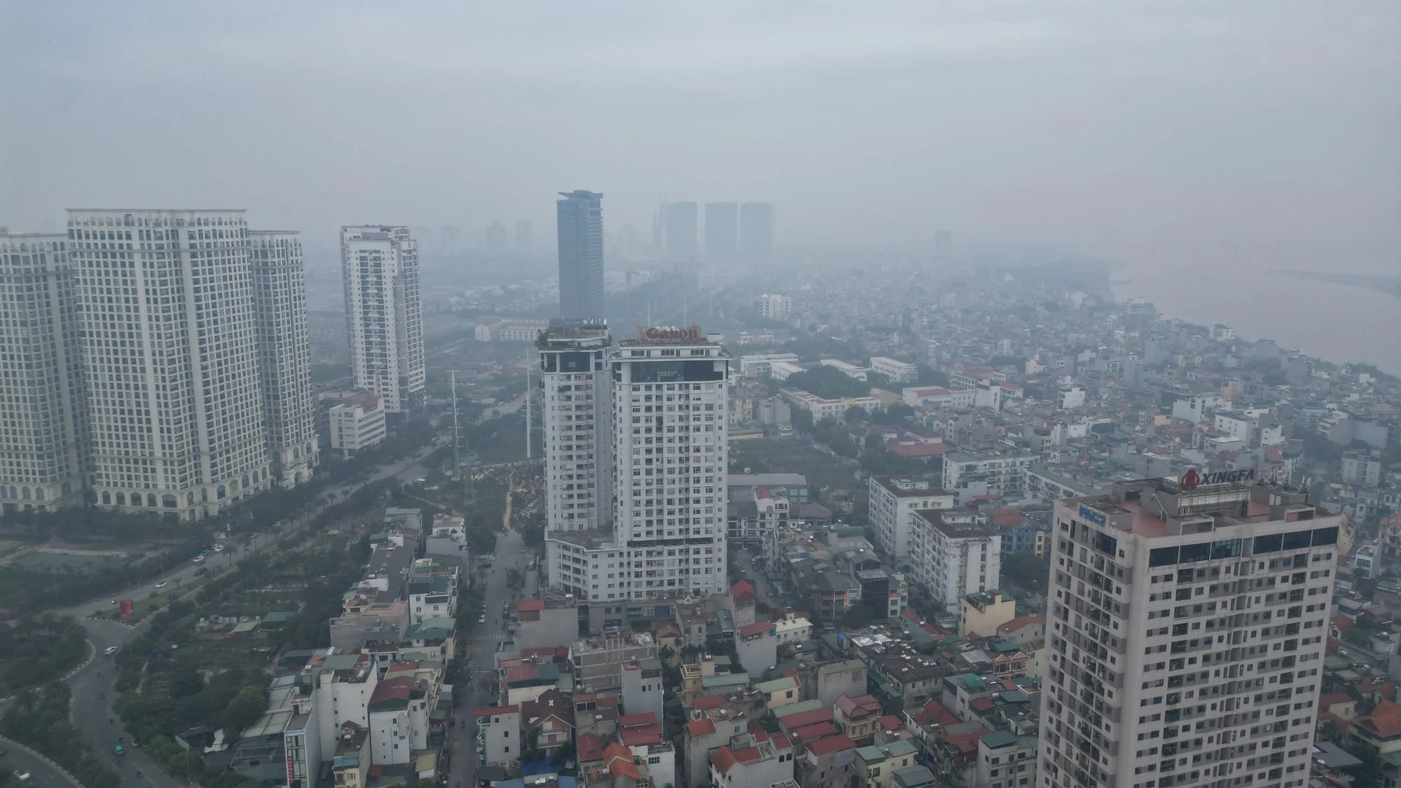 Chất lượng không khí thấp, bầu trời Hà Nội mờ ảo trong sương 
