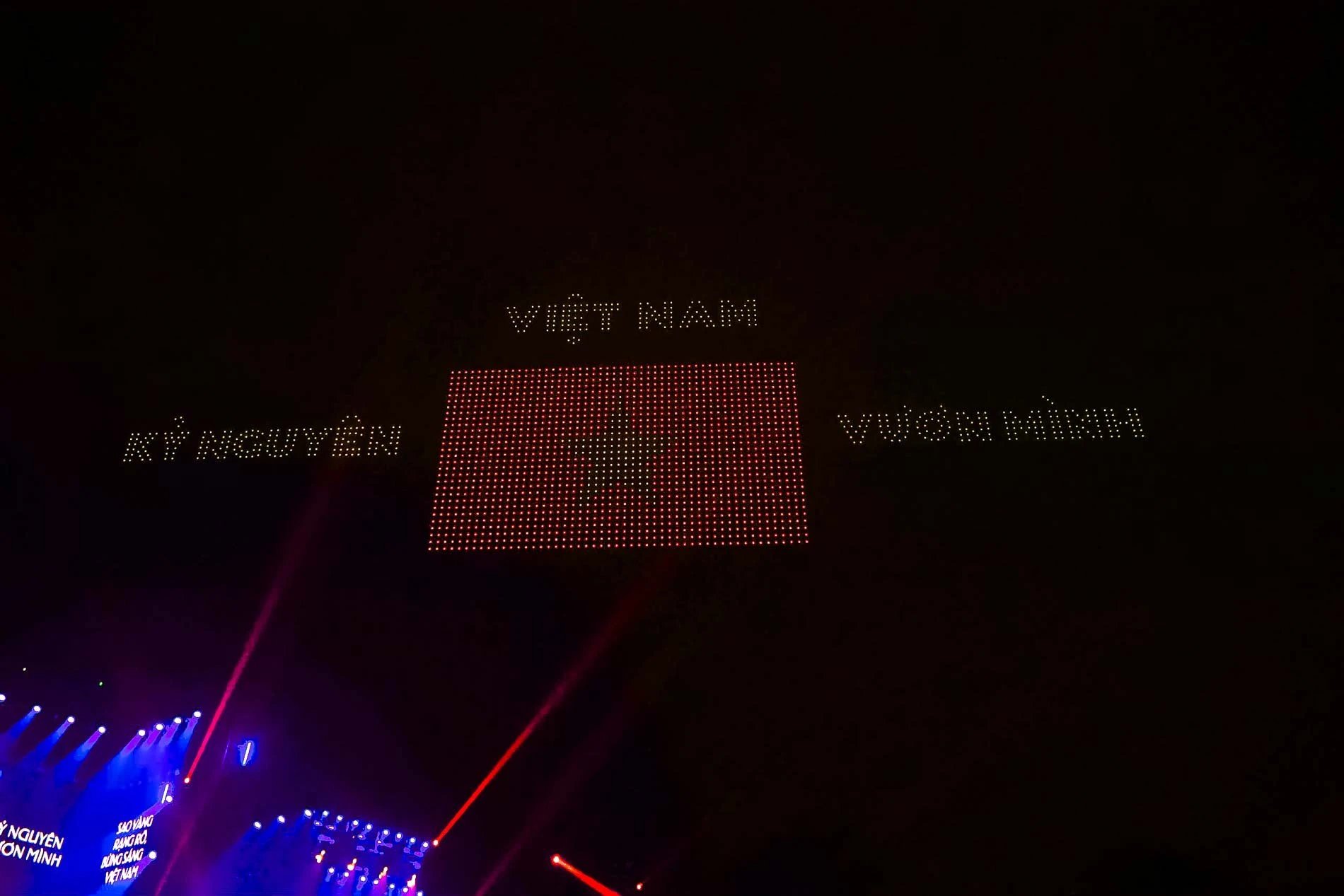 Ấn tượng với màn trình diễn ánh sáng máy bay không người lái ở Hà Nội 